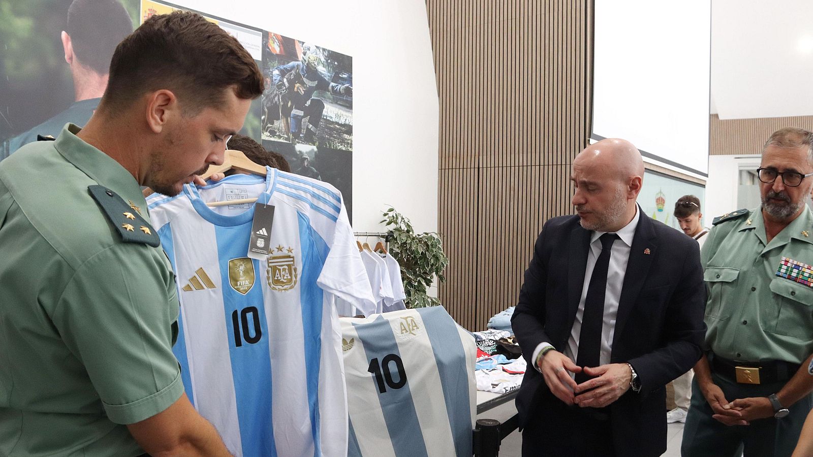 El cap de la Guàrdia Civil a Catalunya; el capità i el delegat del govern espanyol mostren samarretes amb el '10' de Messi | ACN