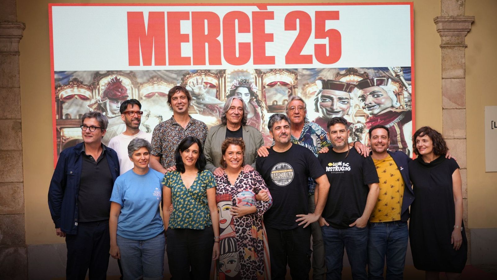 Fotografia de família dels Estopa amb la resta d'equip de les Festes de la Mercè