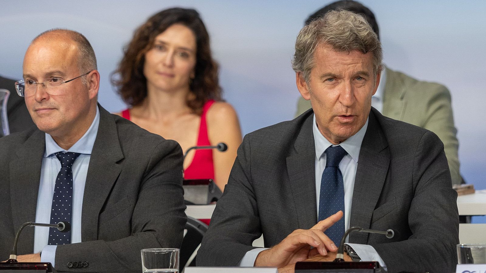 El presidente del PP, Alberto Núñez Fiejóo, acompañado por el secretario general del PP, Miguel Tellado