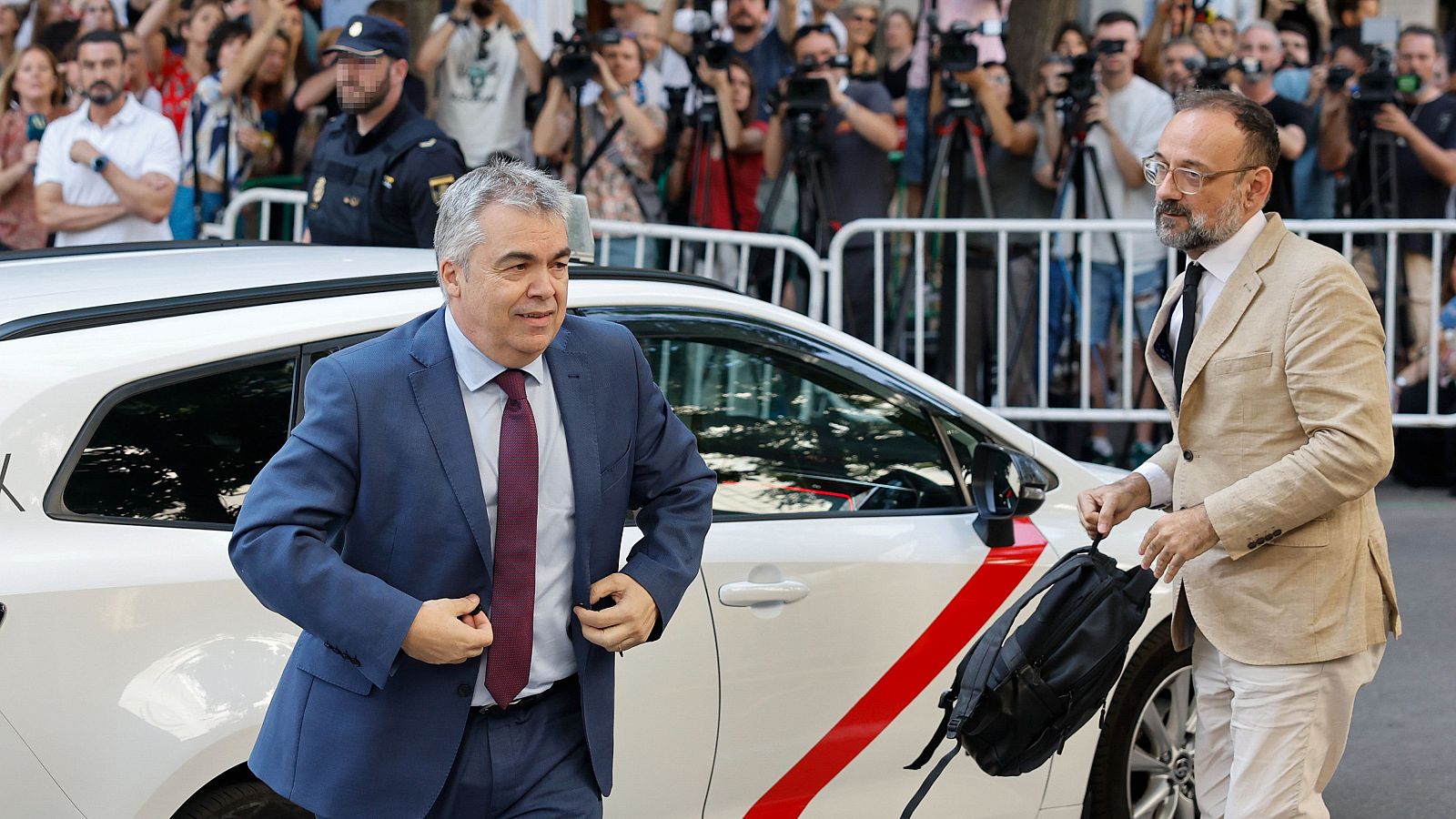Santos Cerdán, ex secretario de Organización del PSOE, junto a su abogado