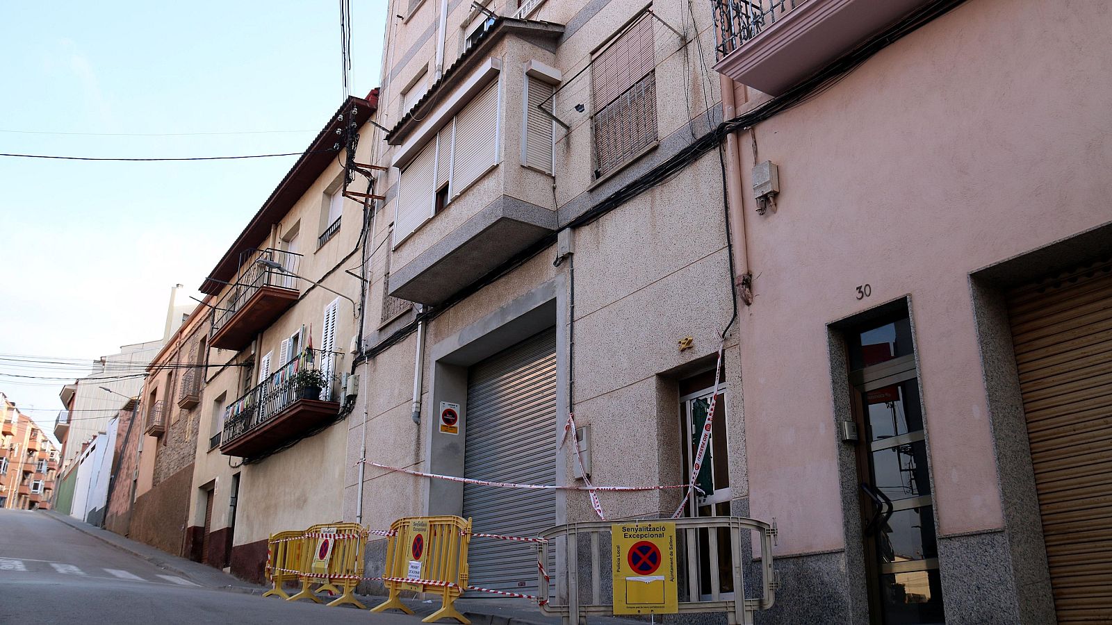 Façana de l'edifici afectat per l'esfondrament d'un pis a Sallent
