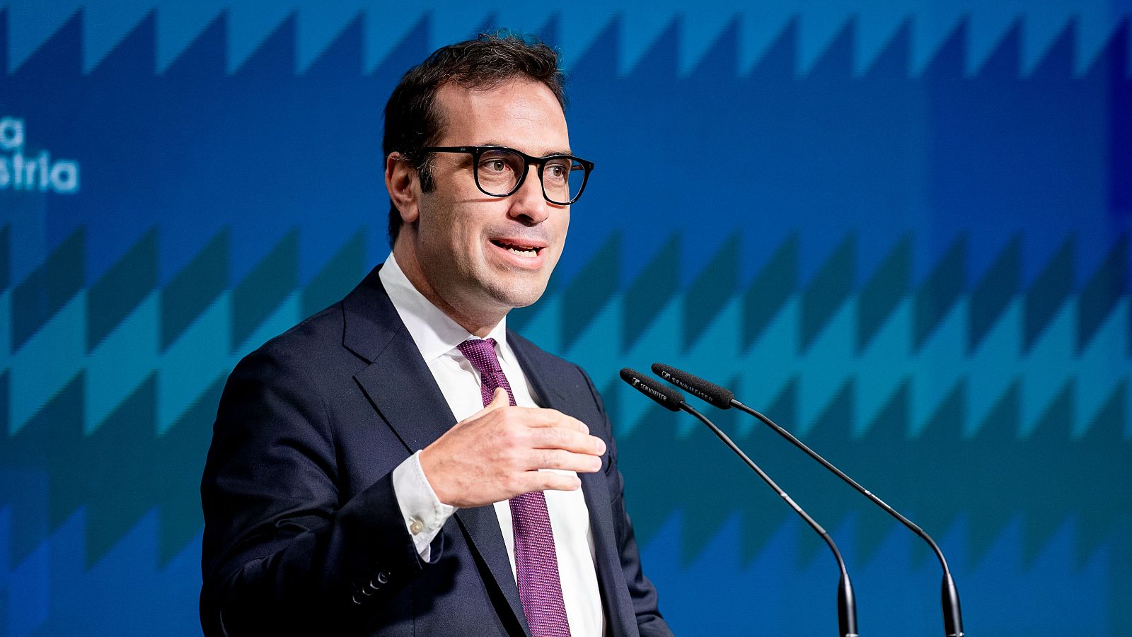 El Gobierno eleva al 2,7% el crecimiento de España este año, una décima más de lo previsto