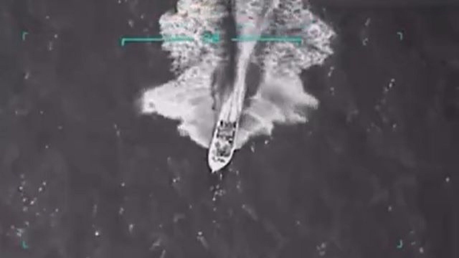 Vista de una embarcación alcanzada por EE.UU. en aguas del Caribe