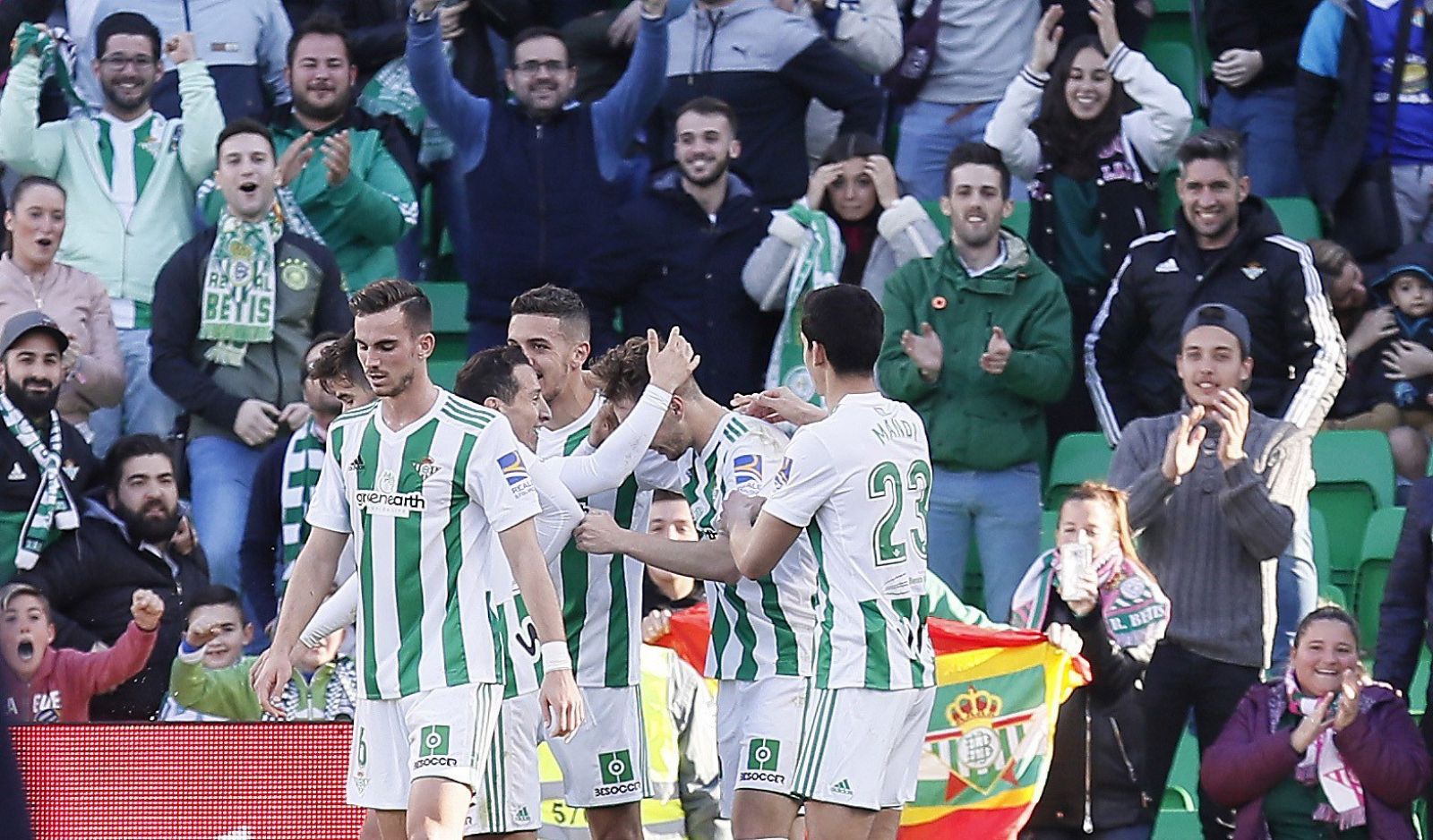 Los jugadores del Betis celebran el primer gol marcado Loren.