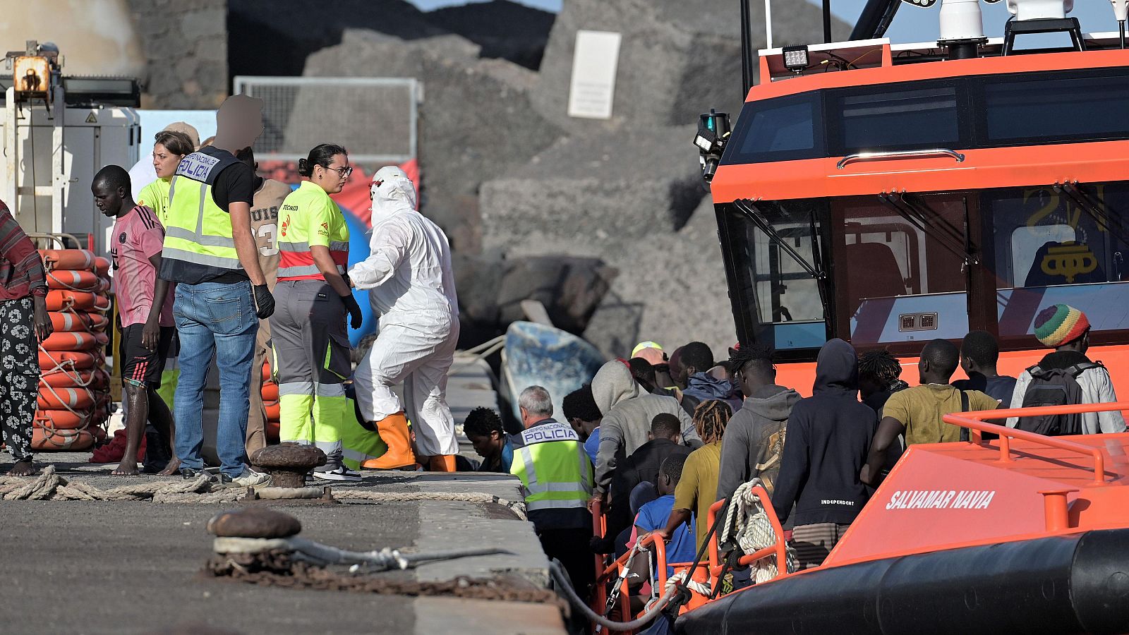 Migrantes recién llegados al Muelle de la Restinga, en El Hierro.