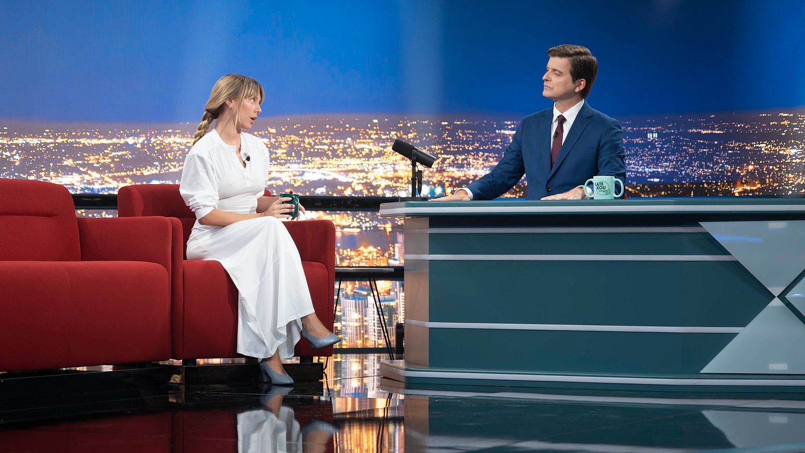 Ester Expósito presenta su nueva película 'El talento' en Late Xou con Marc Giró