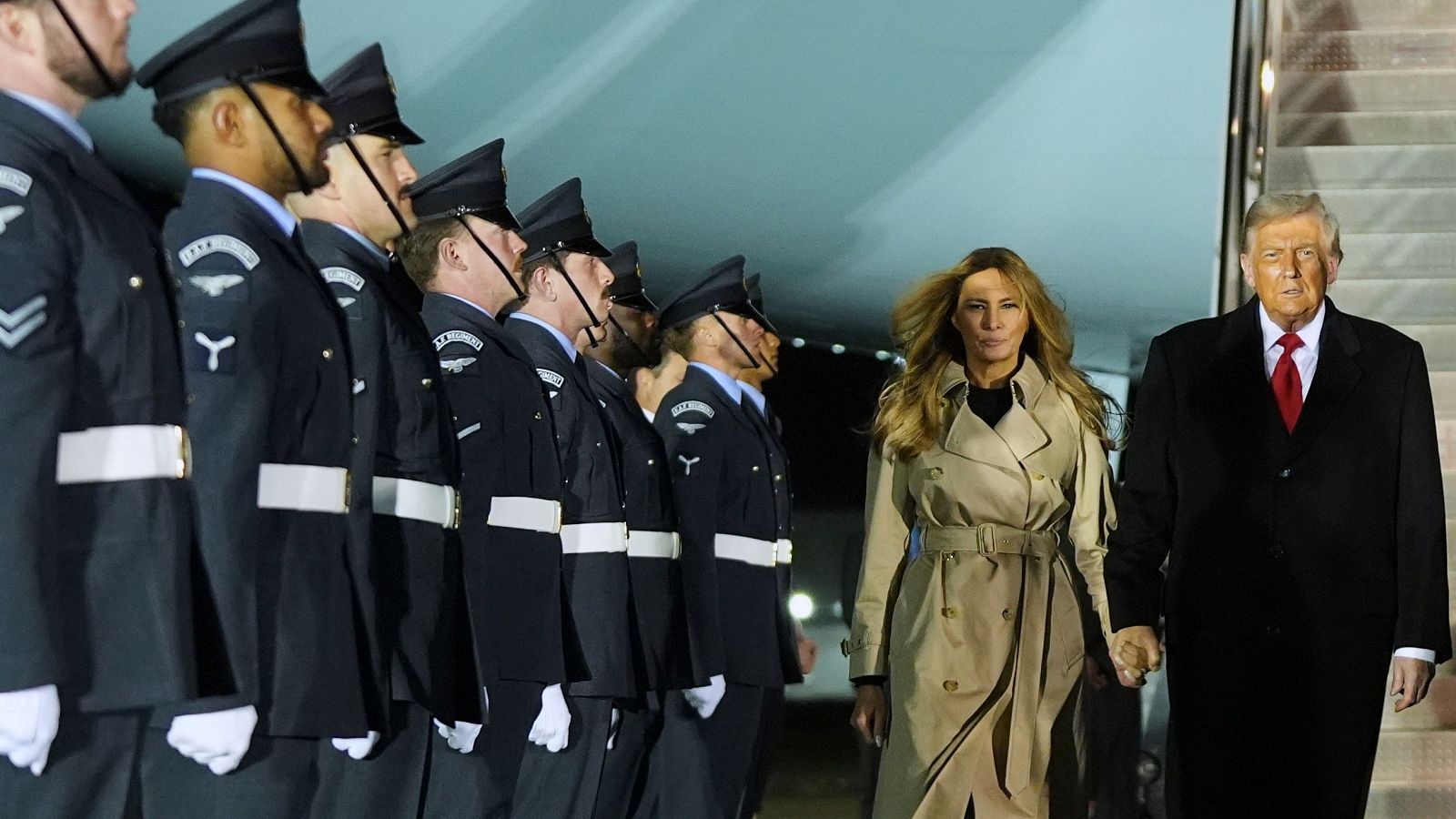 Trump y Melania llegan al aeropuerto de Stansted