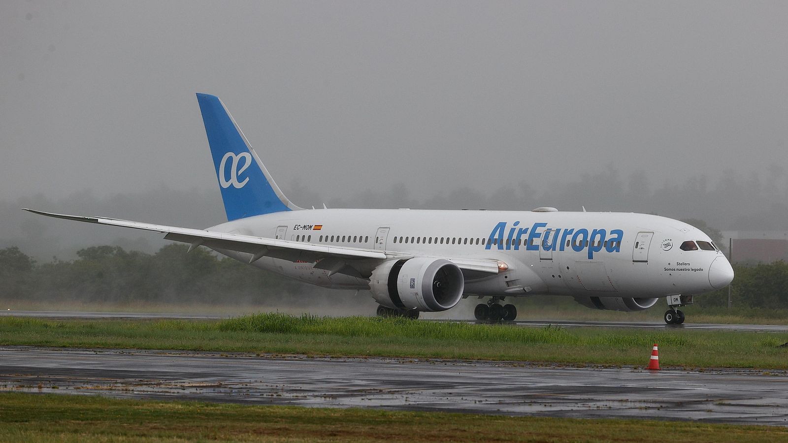 Fotografía de un avión de Air Europa aterrizando