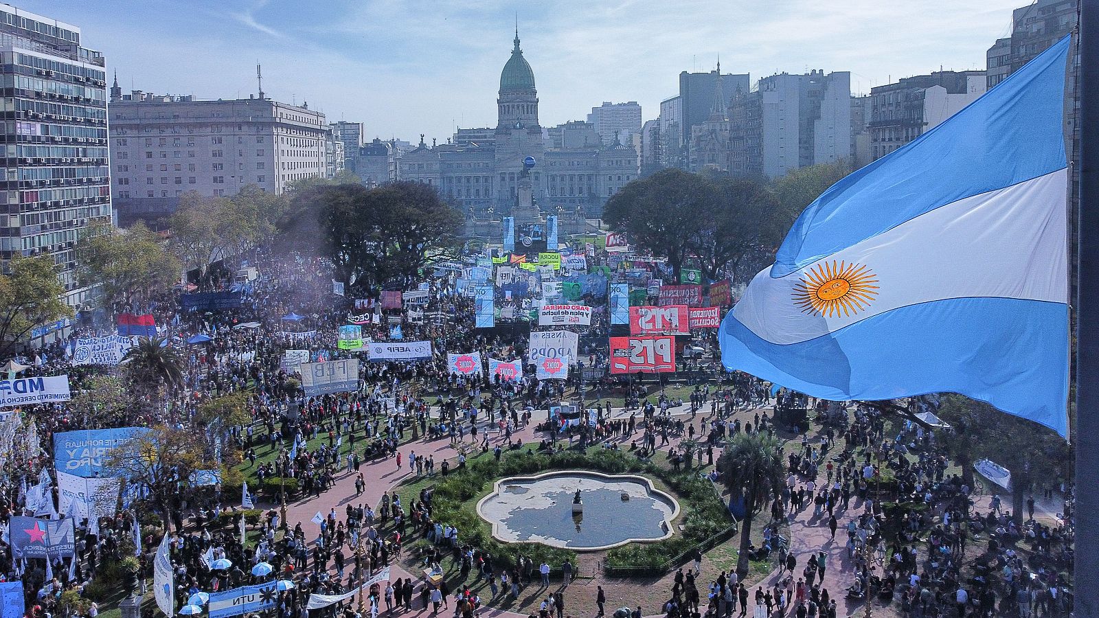 Manifestación en defensa de la educación pública superior y la salud pediátrica este miércoles, en Buenos Aires