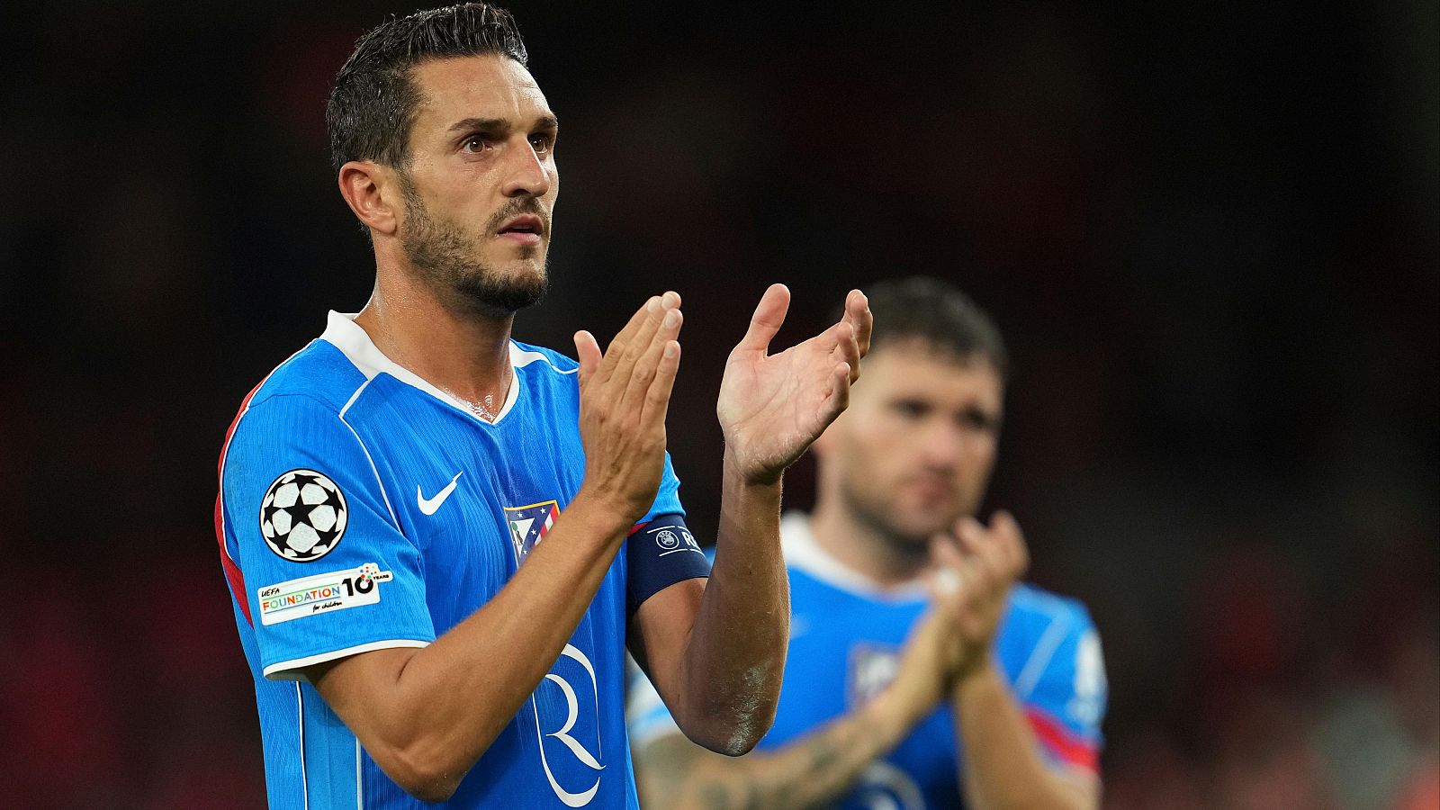 Koke y Galán aplauden a los aficionados colchoneros en Anfielda tras el duelo de Champions Liverpool-Atlético de Madrid.