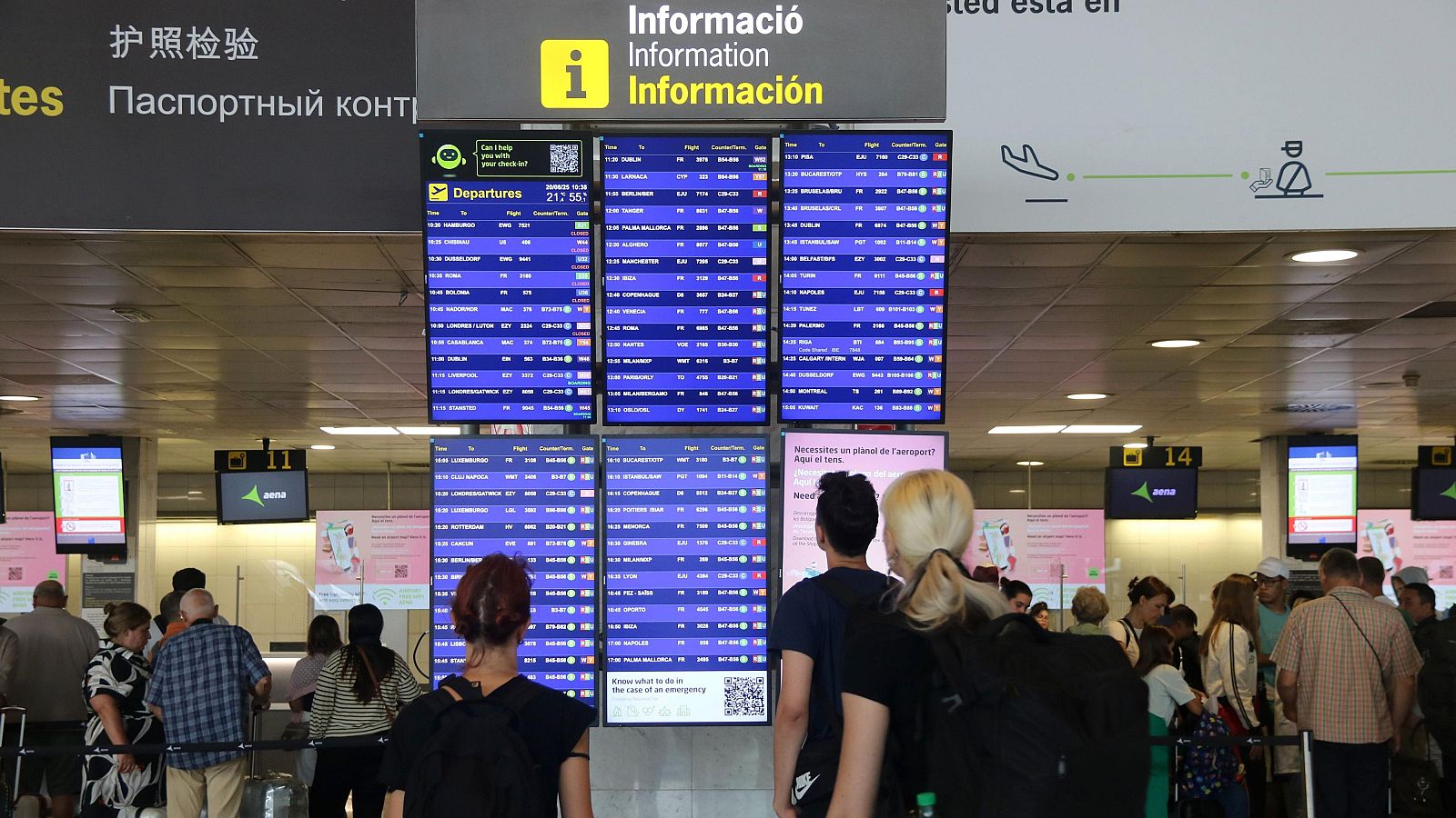 Passatgers consulten informació dels vols a la terminal 2 de l'aeroport de Barcelona