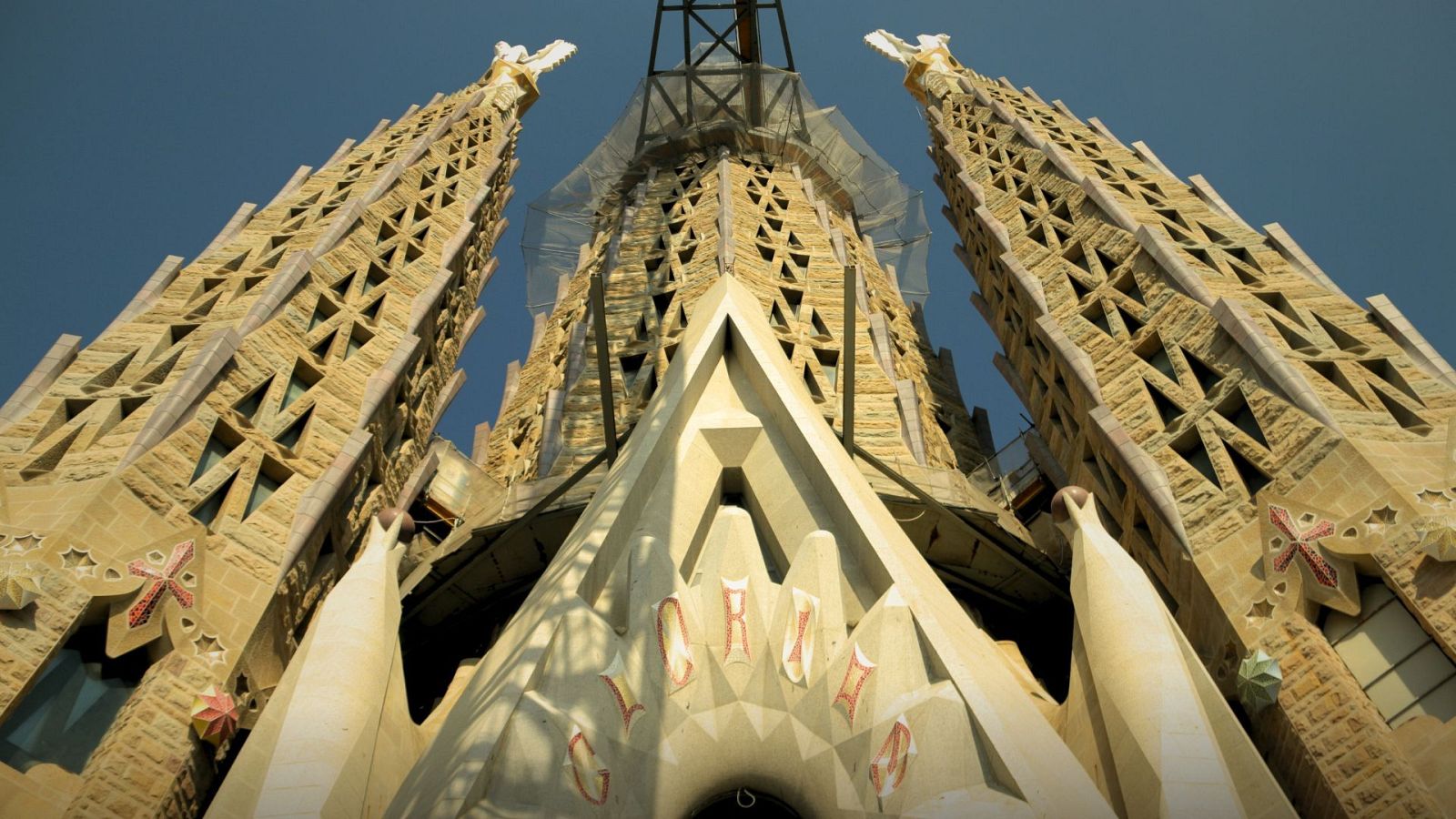 Dues de les torres dels evangelistes de la Sagrada Família