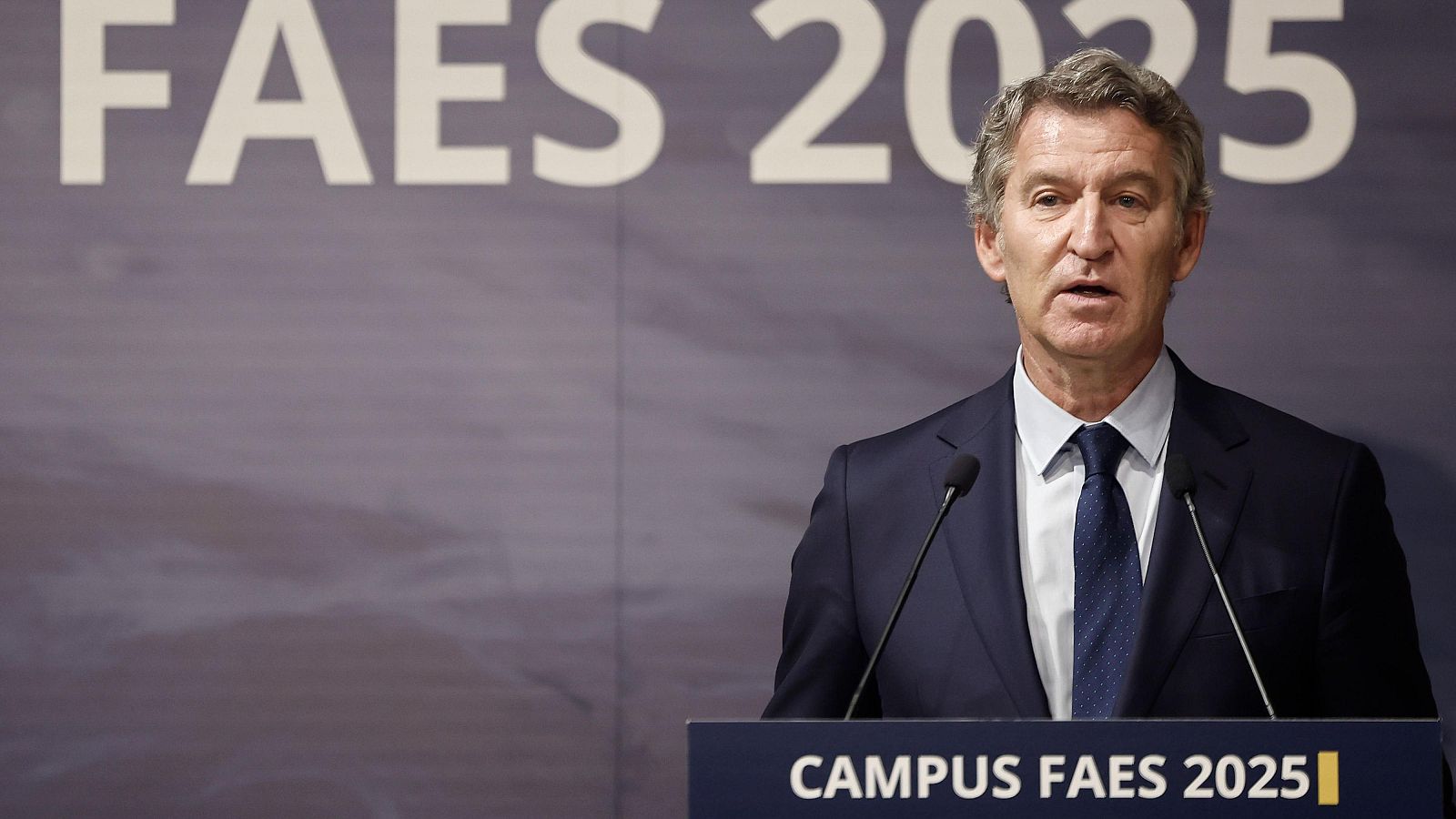 El presidente del PP, Alberto Núñez Feijóo (i) interviene en la clausura del Campus FAES, este viernes.