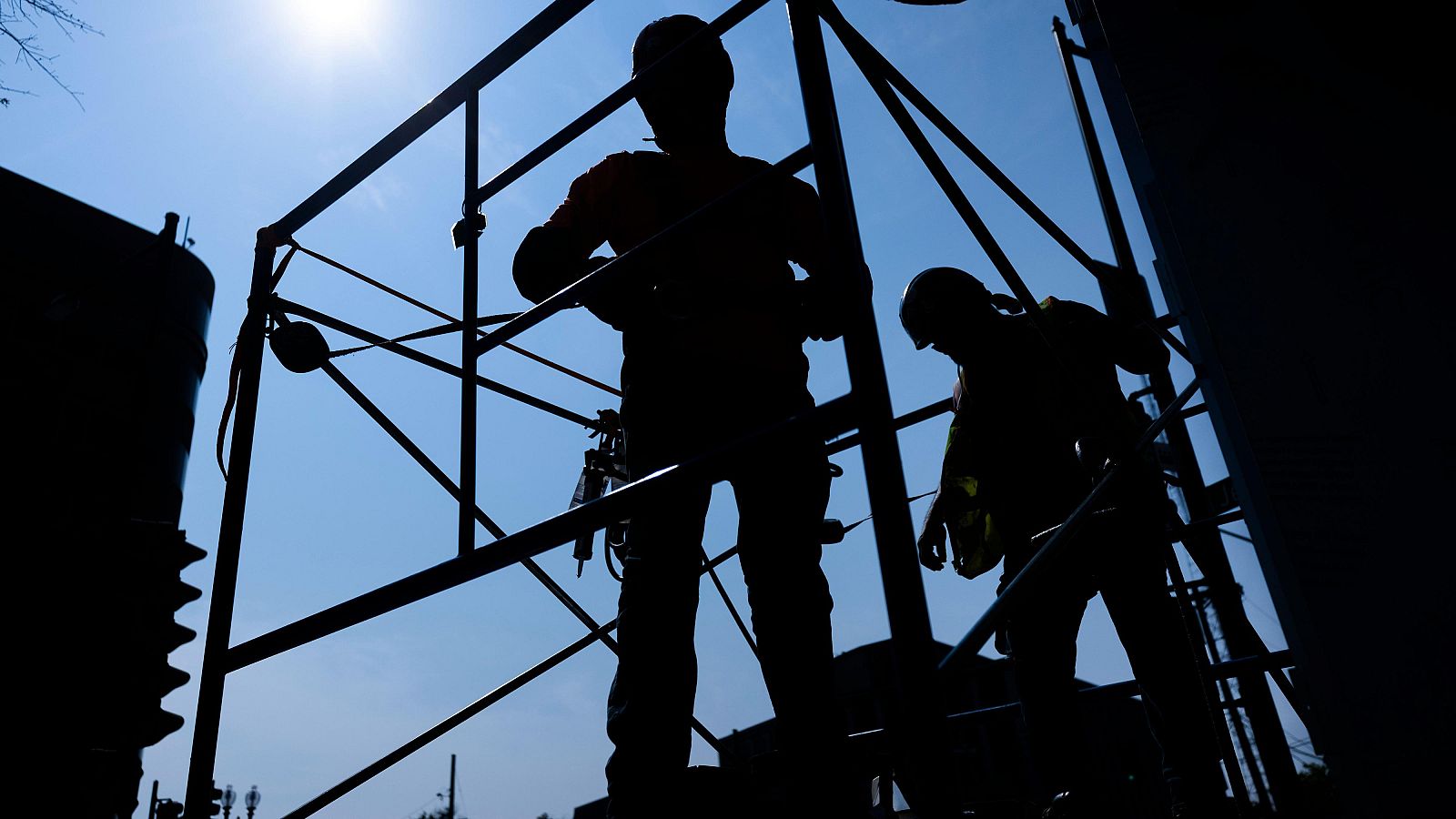 Unos albañiles trabajan en la construcción de un edificio
