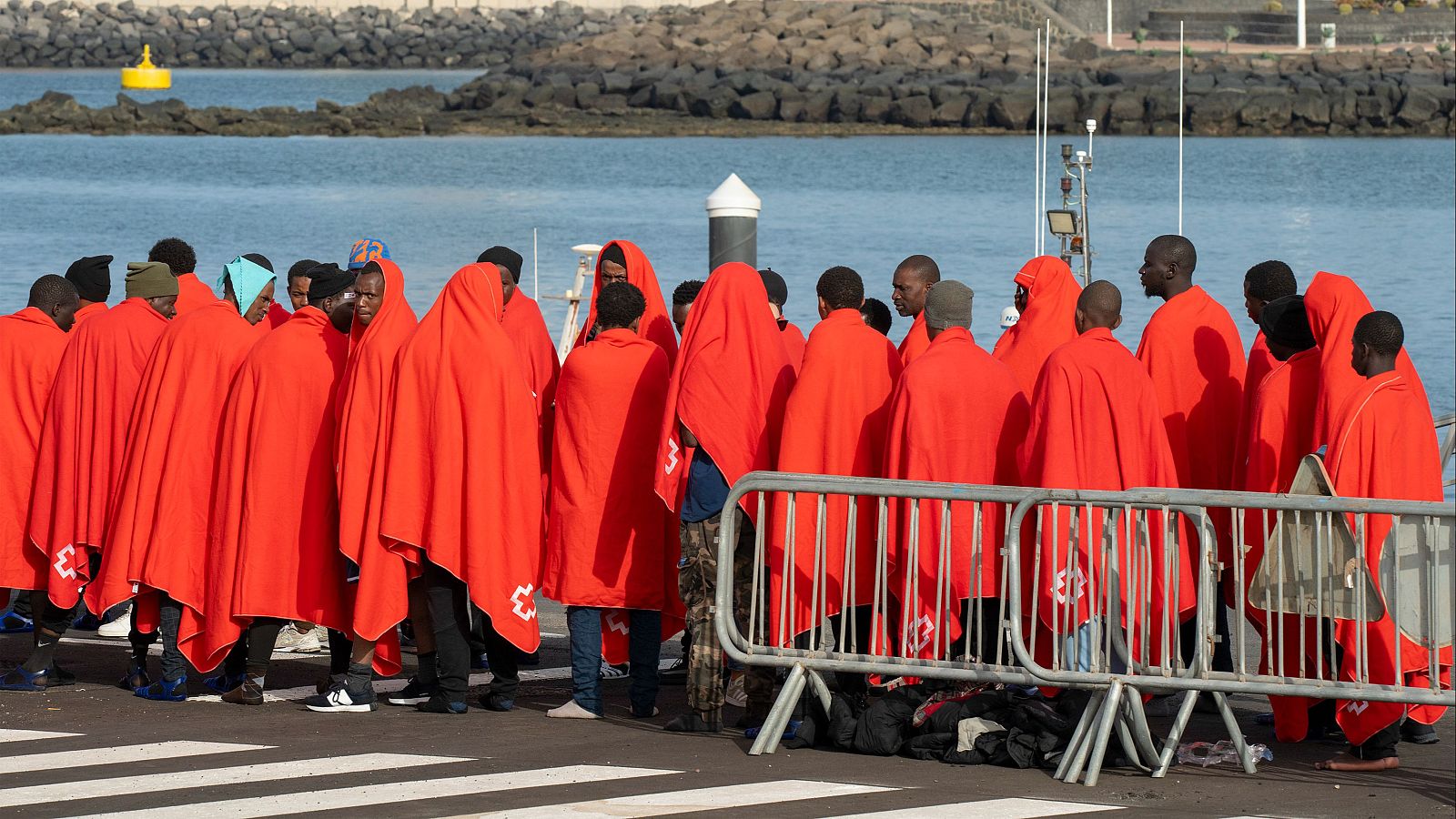 Salvamento Marítimo ha socorrido este viernes a unos diez kilómetros de Arrecife a 57 inmigrantes subsaharianos -53 hombres y 4 mujeres- que intentaban llegar a Lanzarote en una lancha neumática. EFE/Adriel Perdomo