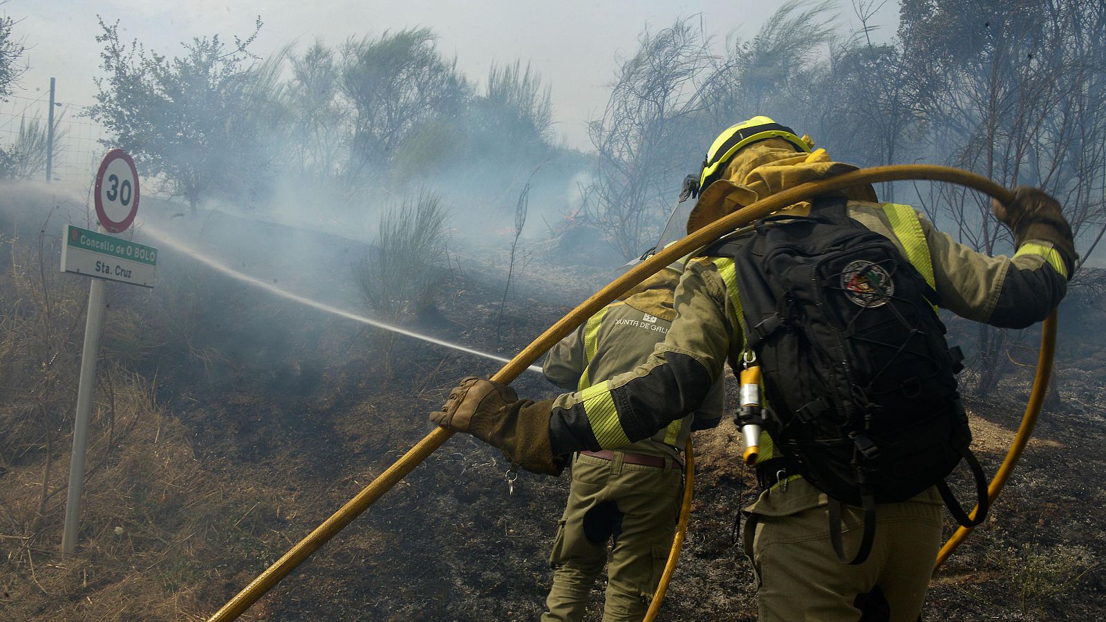 Varios servicios de emergencia trabajan en el control del fuego en las proximidades de O Bolo.
