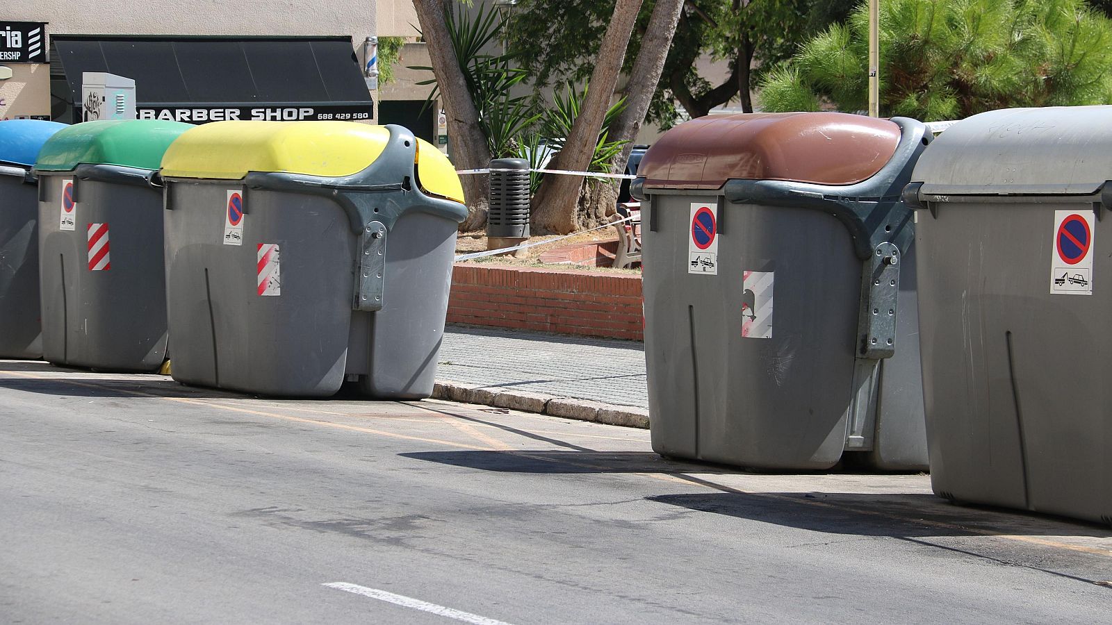 Zona de contenidors on s'ha trobat el cadàver d'una persona dins d'una maleta a Vilanova i la Geltrú