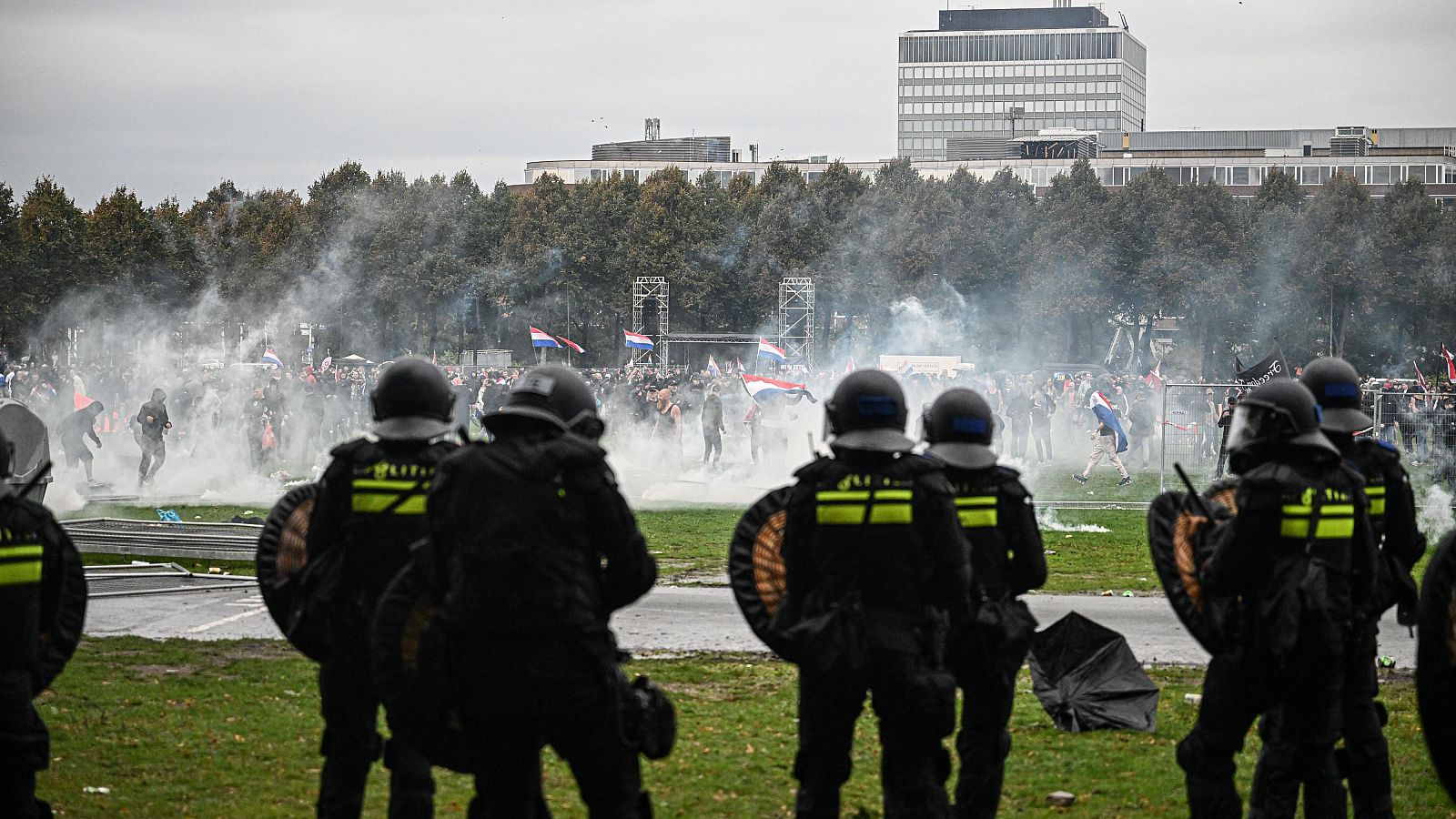 Al menos 30 detenidos durante una protesta multitudinaria contra la inmigración en Países Bajos