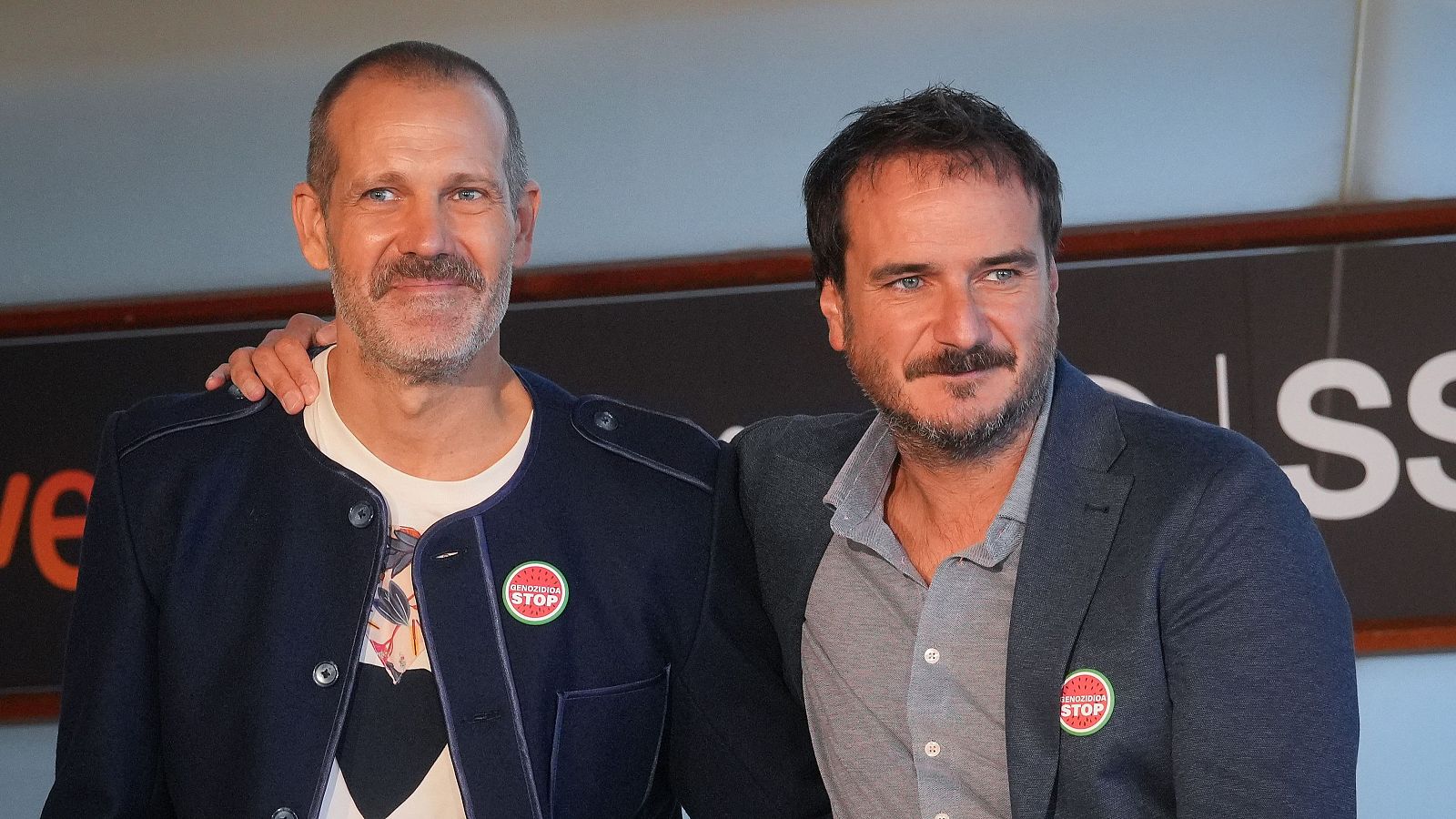 Los directores Jose Mari Goenaga y Aitor Arregi, en la presentación de 'Maspalomas' en el Festival de San Sebastián.