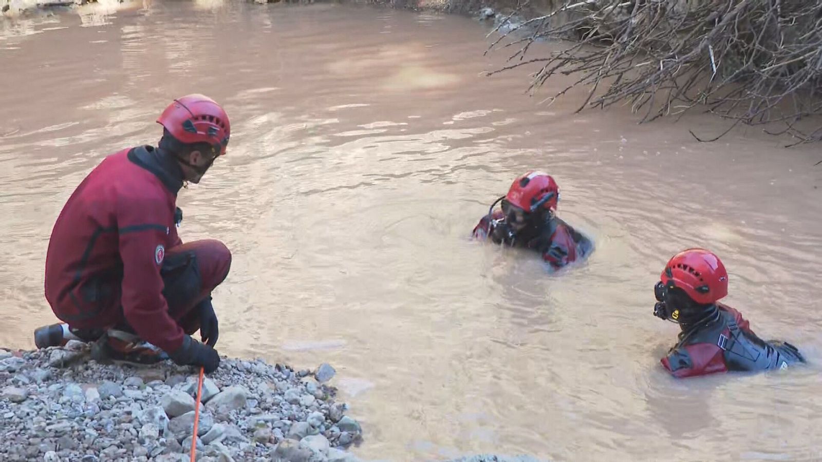 Serveis d'emergències treballant per localitzar el cos de l'home desaparegut pels aiguats