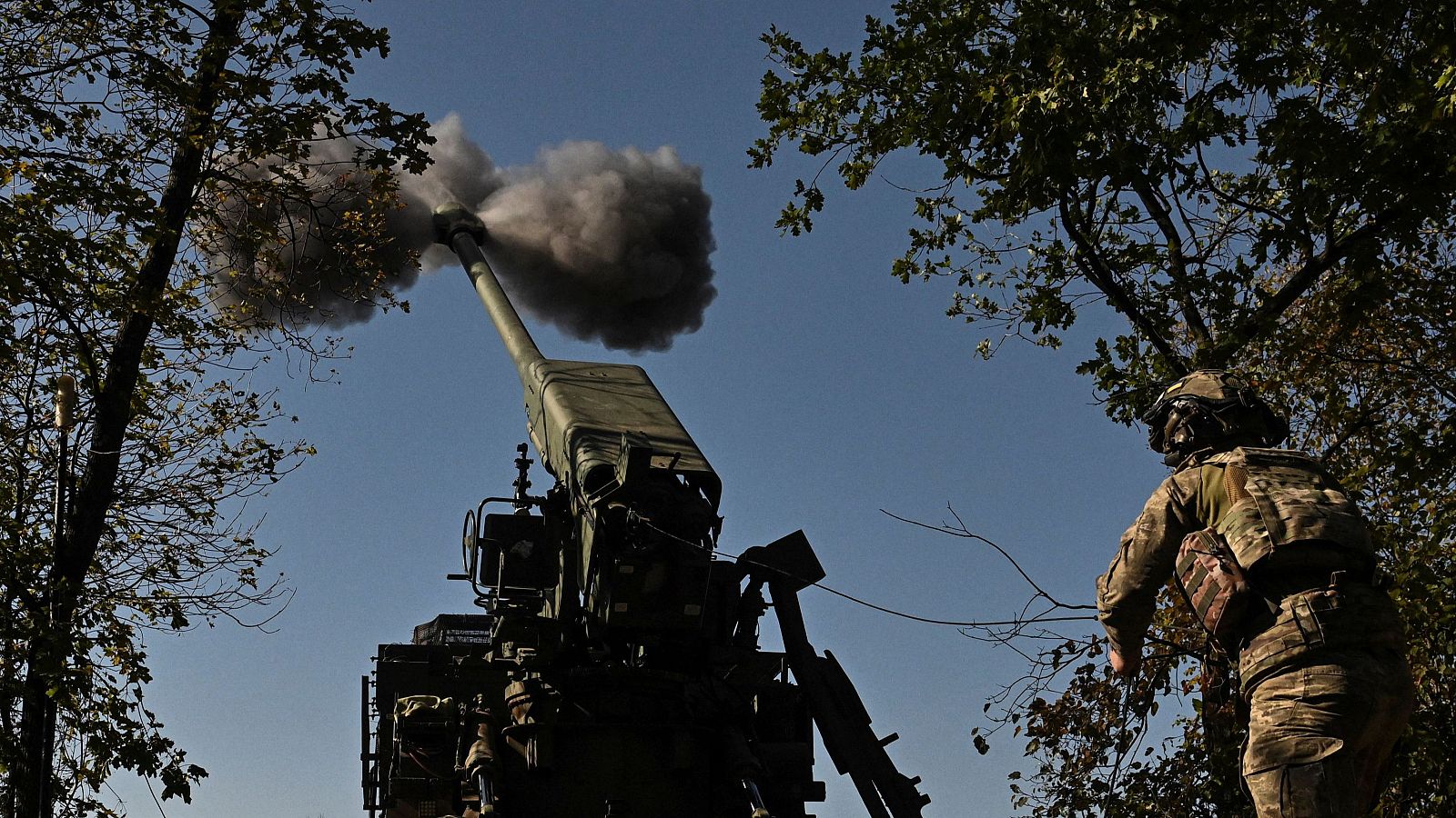 Un soldado ucraniano dispara una pieza de artillería en el frente de Zaporiyia