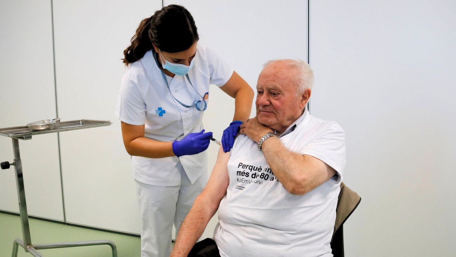 Una infermera administrant la vacuna contra la grip a un home a un CAP de Lleida