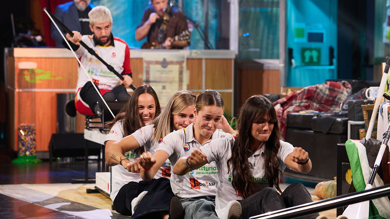 David Broncano rema junto al K4 500 femenino en La Revuelta 22/9/25