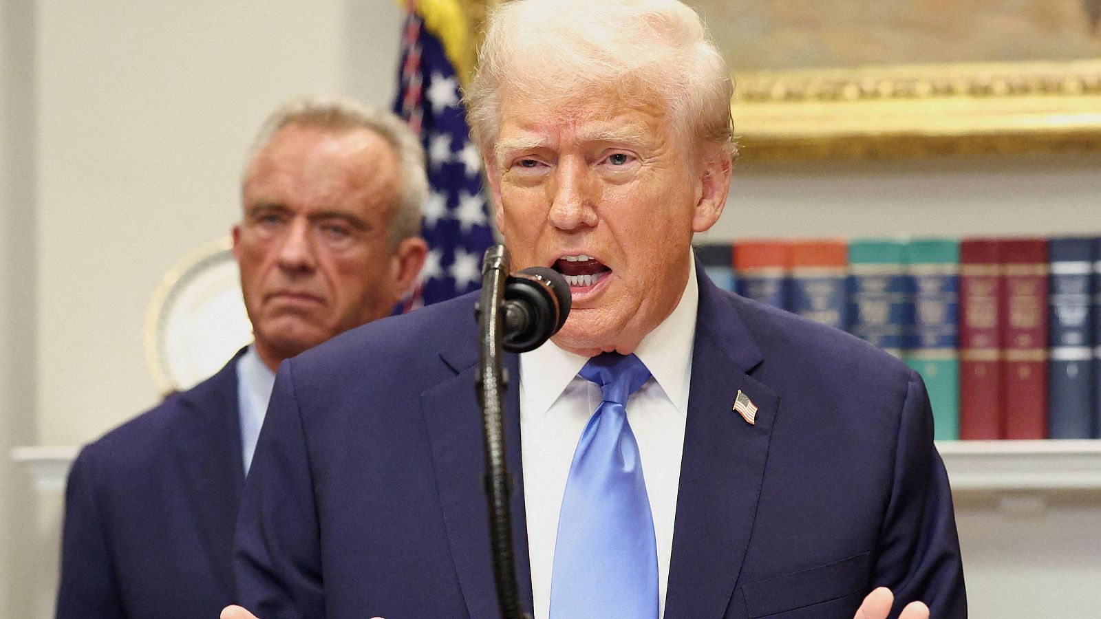 Trump junto al secretario de Salud, Robert F. Kennedy Jr., en un discurso en el que vincula el autismo con las vacunas infantiles