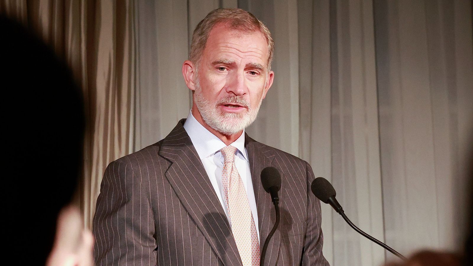 Fotografía cedida por Casa Real del rey Felipe VI hablando durante una reunión en Nueva York