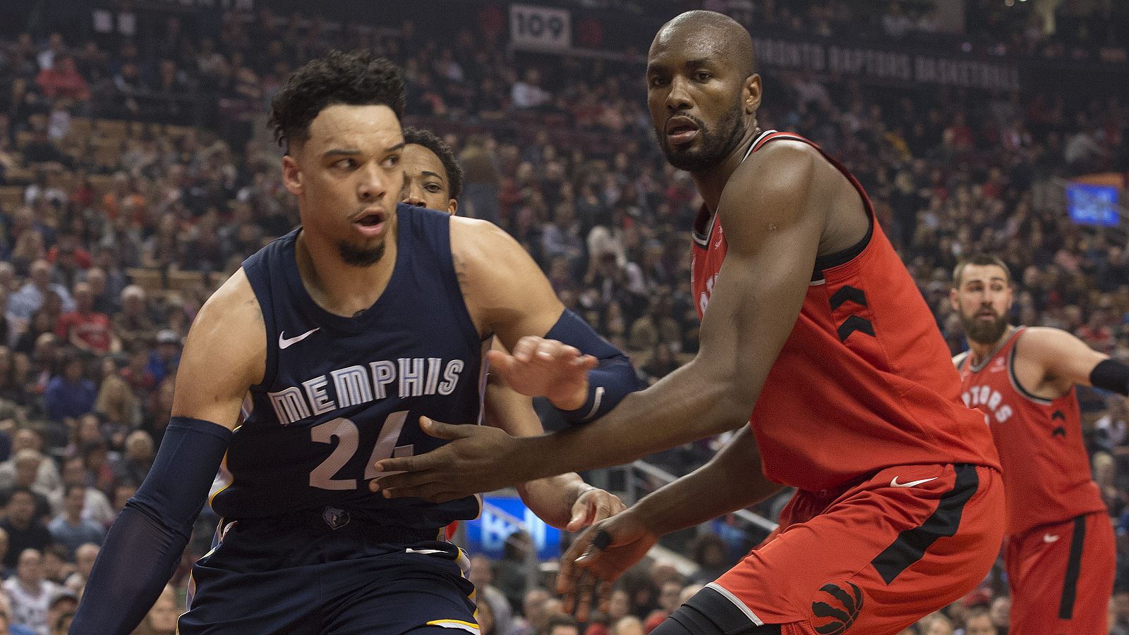 Ibaka le gana la partida a Marc Gasol