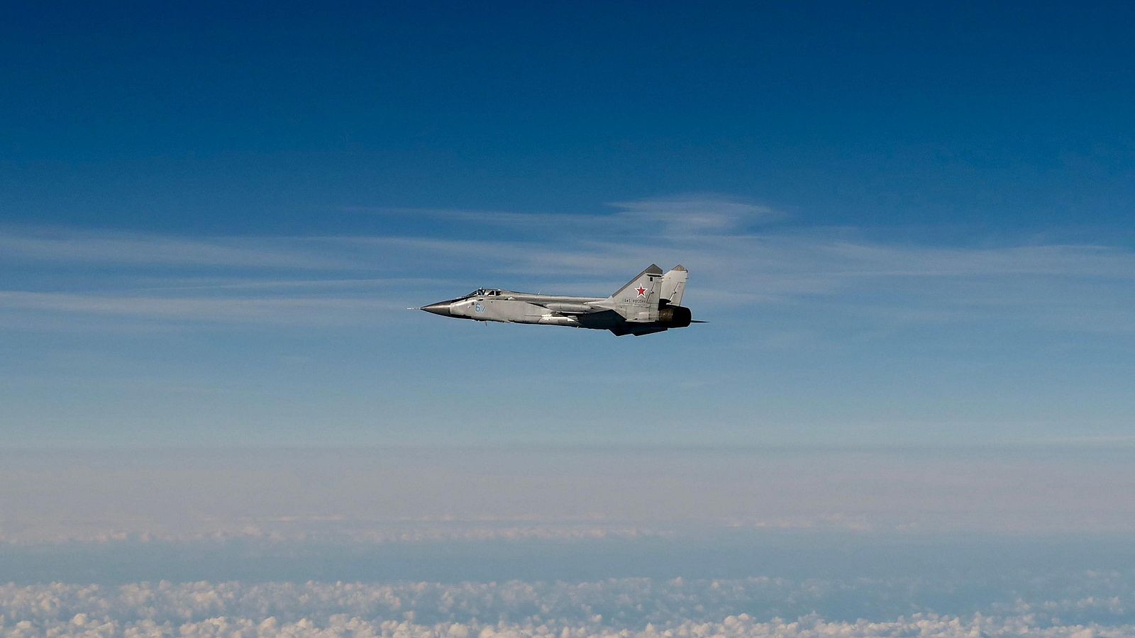 Imagen difundida por la Fuerza Aérea Sueca que muestra un avión de combate ruso MIG-31 sobrevolando el mar Báltico tras violar el espacio aéreo estonio.