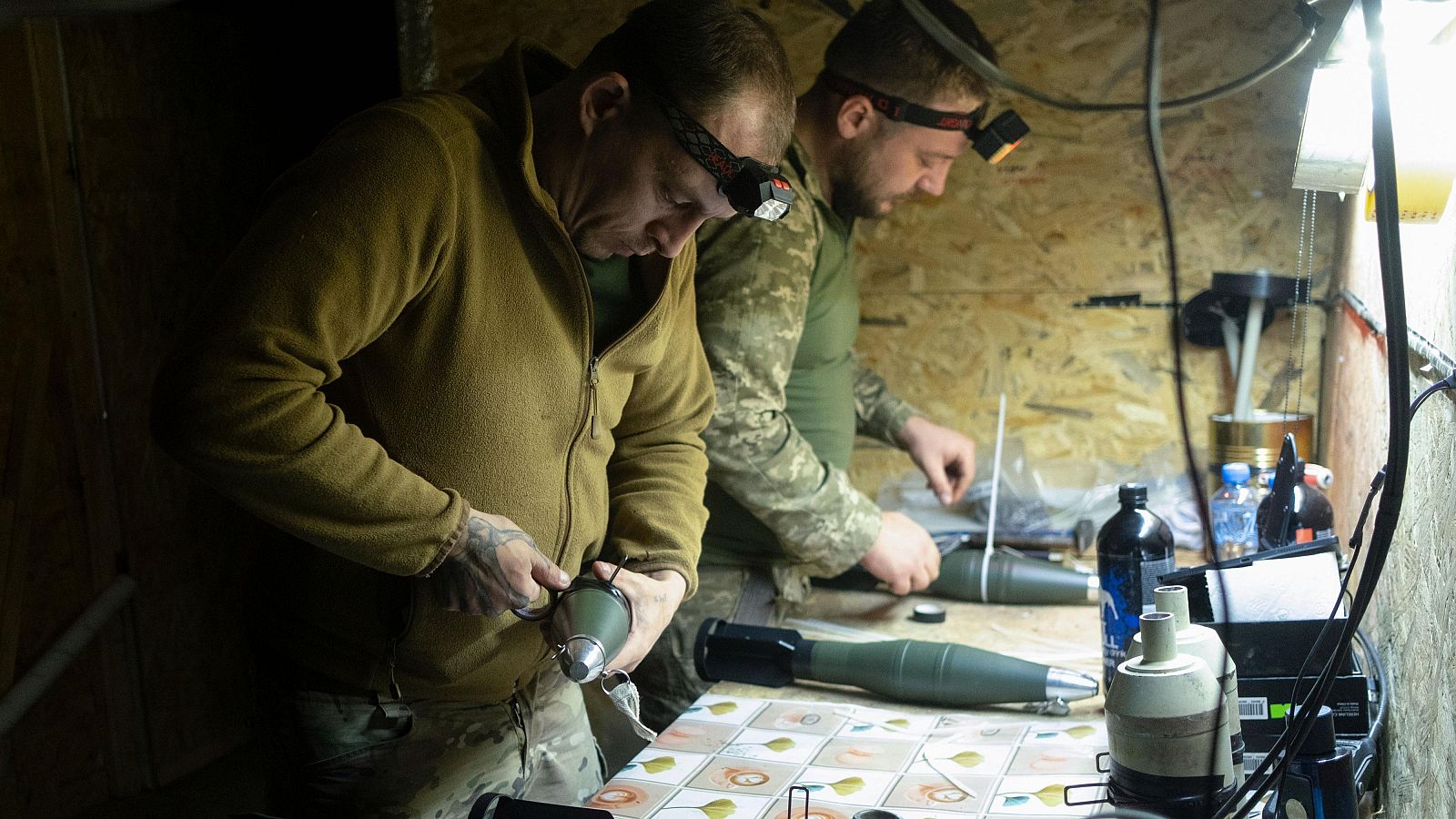 Soldados ucranianos preparan municiones para un dron, en Donetsk