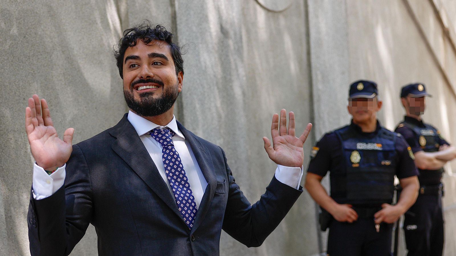 Imagen de archivo del eurodiputado Luis Pérez Fernández 'Alvise' tras comparecer ante el juez en el Tribunal Supremo.