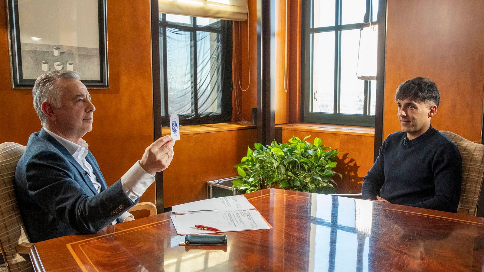 Jenaro Castro con el Mago Pop en un momento durante la entrevista