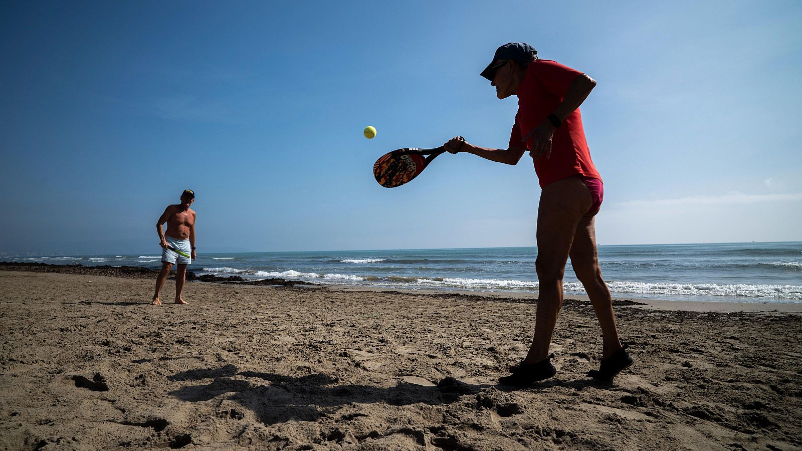 Los españoles viajan y gastan más entre abril y junio: 1.000 euros de media por escapada al extranjero y 240 en España