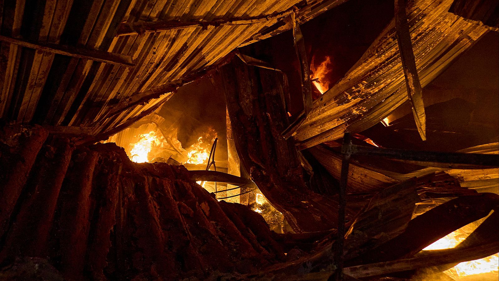 Incendio y escombros en el lugar de un bombardeo en Járkov