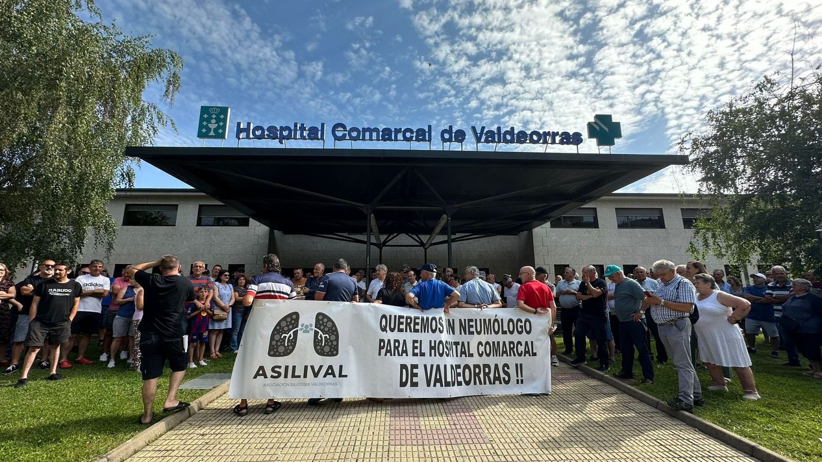 Protesta con pancarta mostrando pulmones y la palabra "ASILIVAL", reclamando un neumólogo para el hospital.