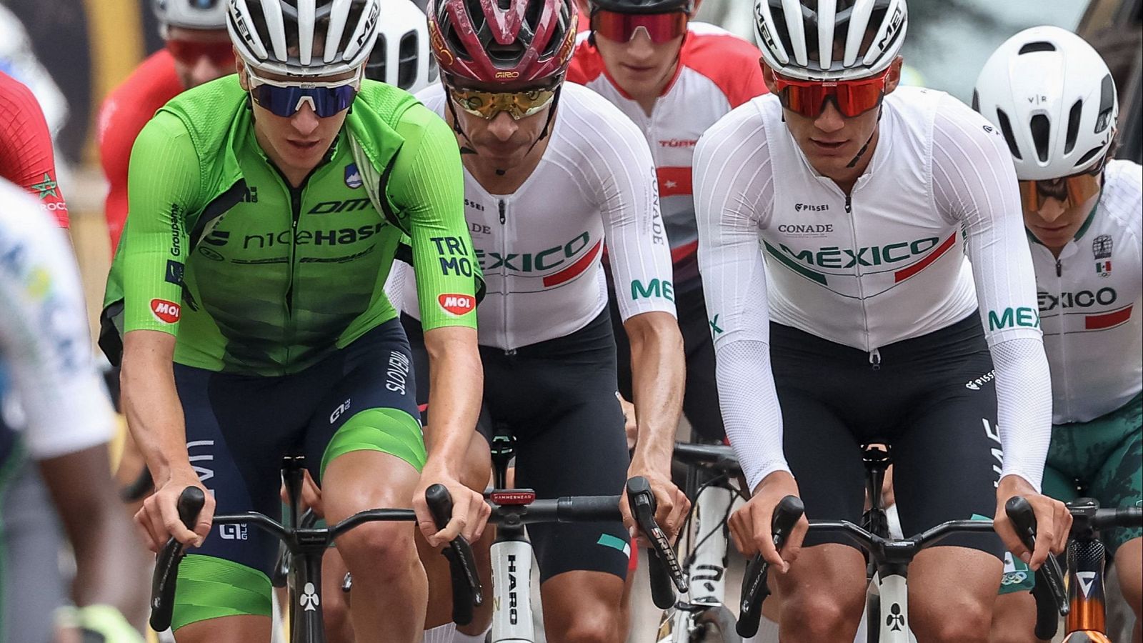 Tadej Pogacar entrena junto a Isaac del Toro en el circuito de Kigali, sede de los Mundiales de Ruanda 2025.