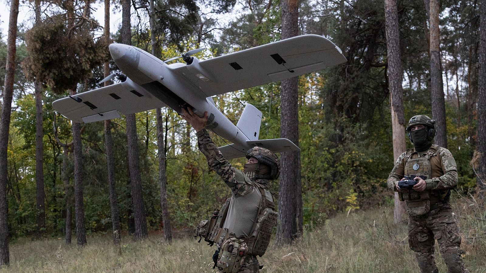 Soldados ucranianos de la 22.ª Brigada Mecanizada preparan un dron en la región de Járkov