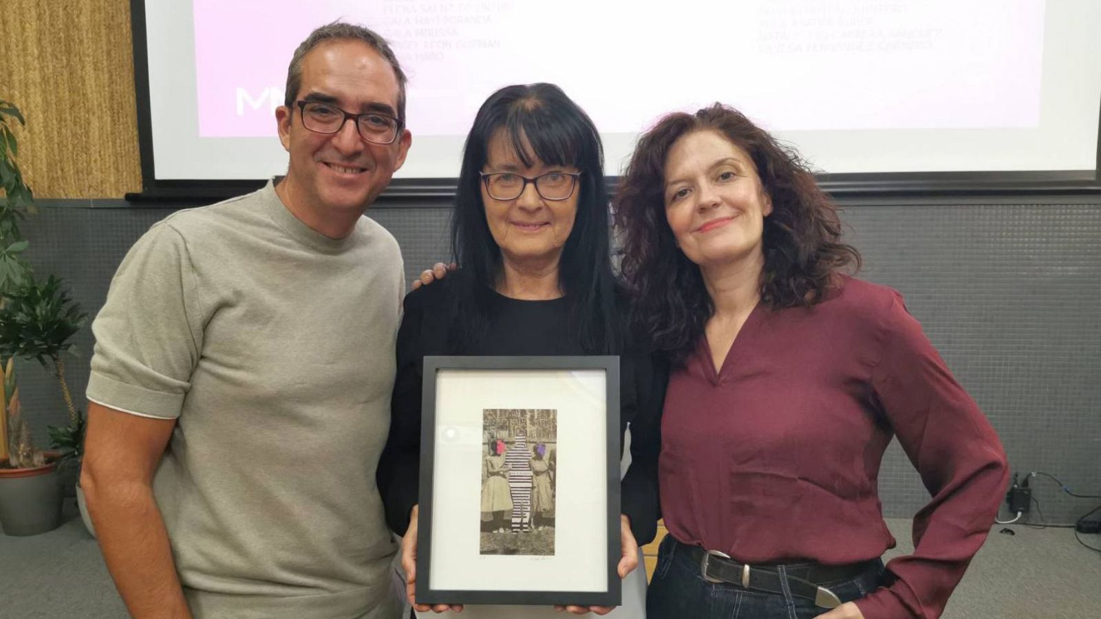 Roberto Domingo (realizador), María Pallier (directora) y Susana Blas (redactora) recogieron el premio para Metrópolis