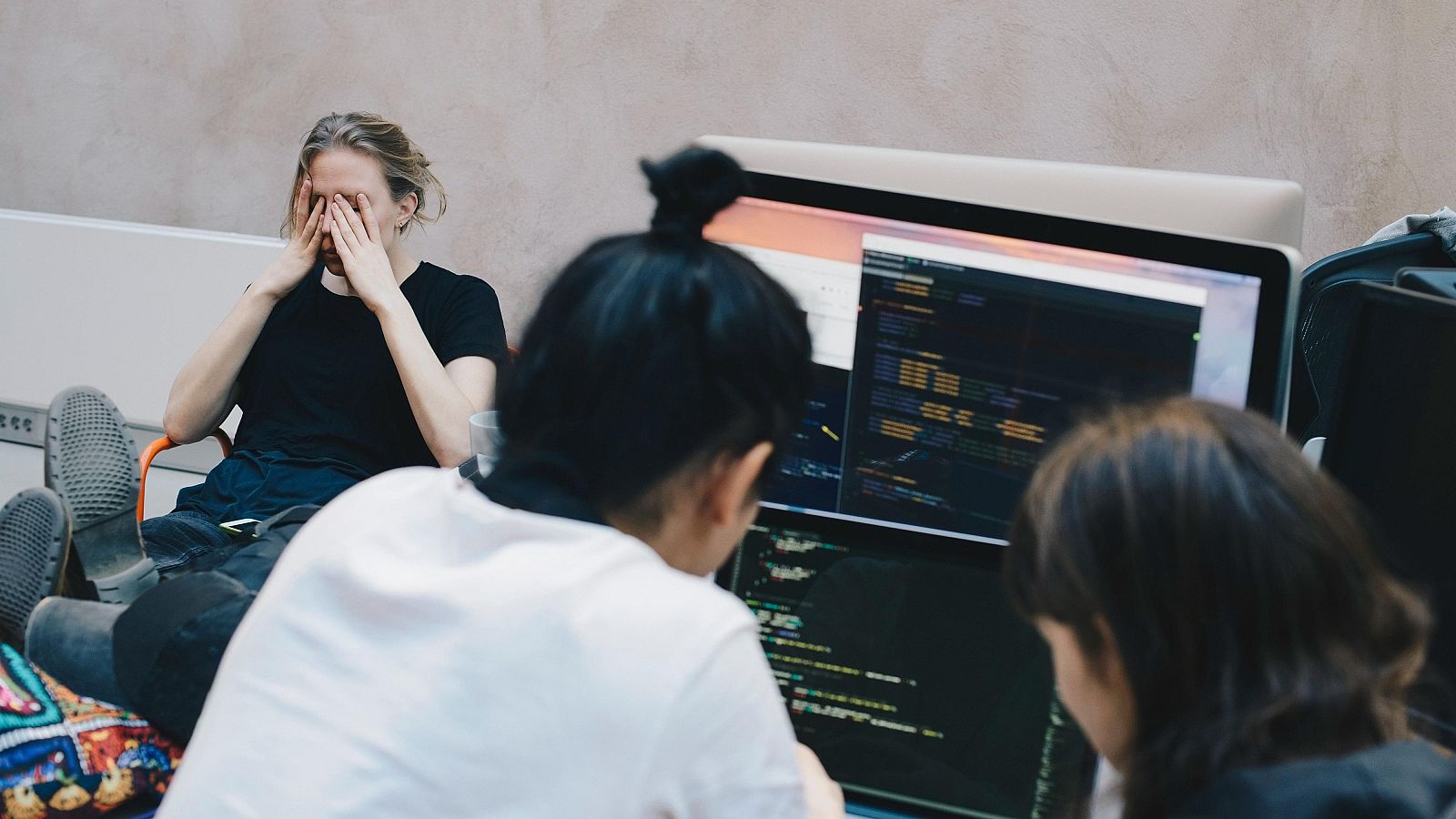 Trabajar de nueve a nueve seis días por semana: que hay detrás del modelo "996" que es tendencia en Silicon Valley