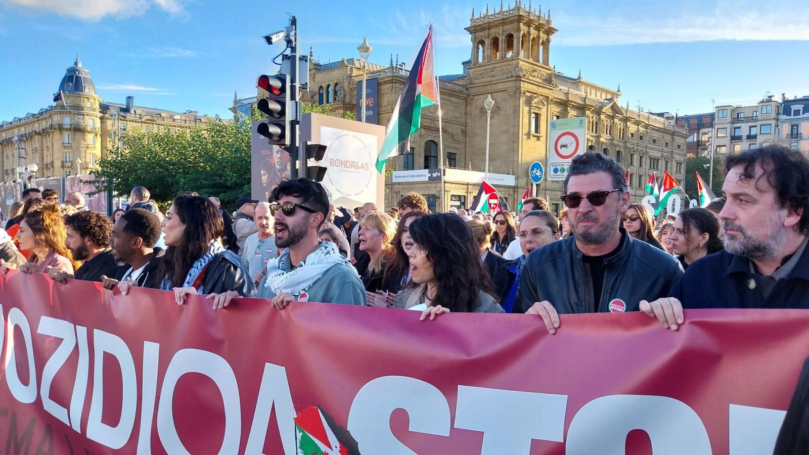 Cinestas como Isaki Lacuesta o Julio Medem, marchan junto a los actores de 'La voz de Hind'.