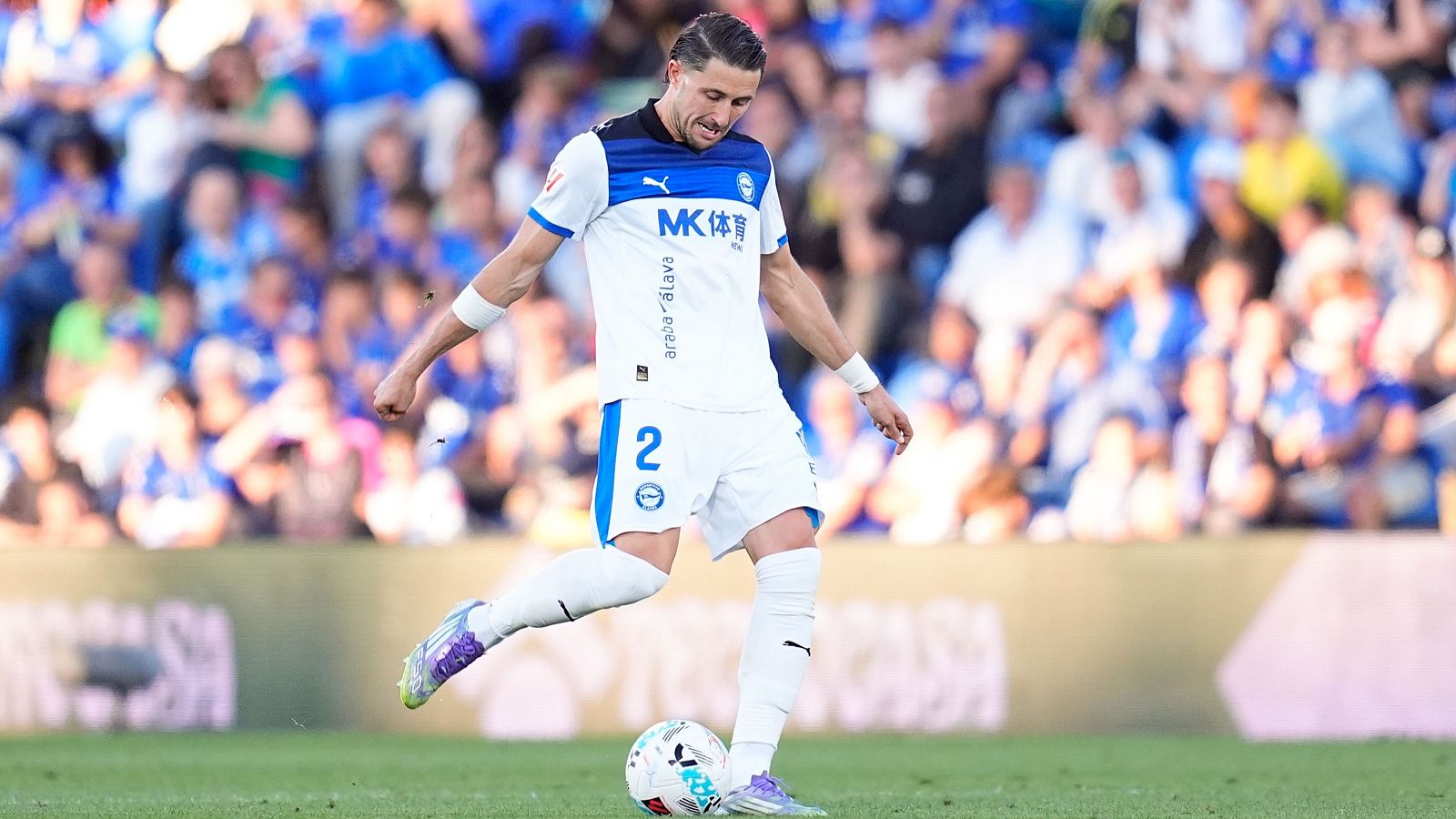 Facundo Garcés golpea el balón durante un partido del Alavés esta temporada.