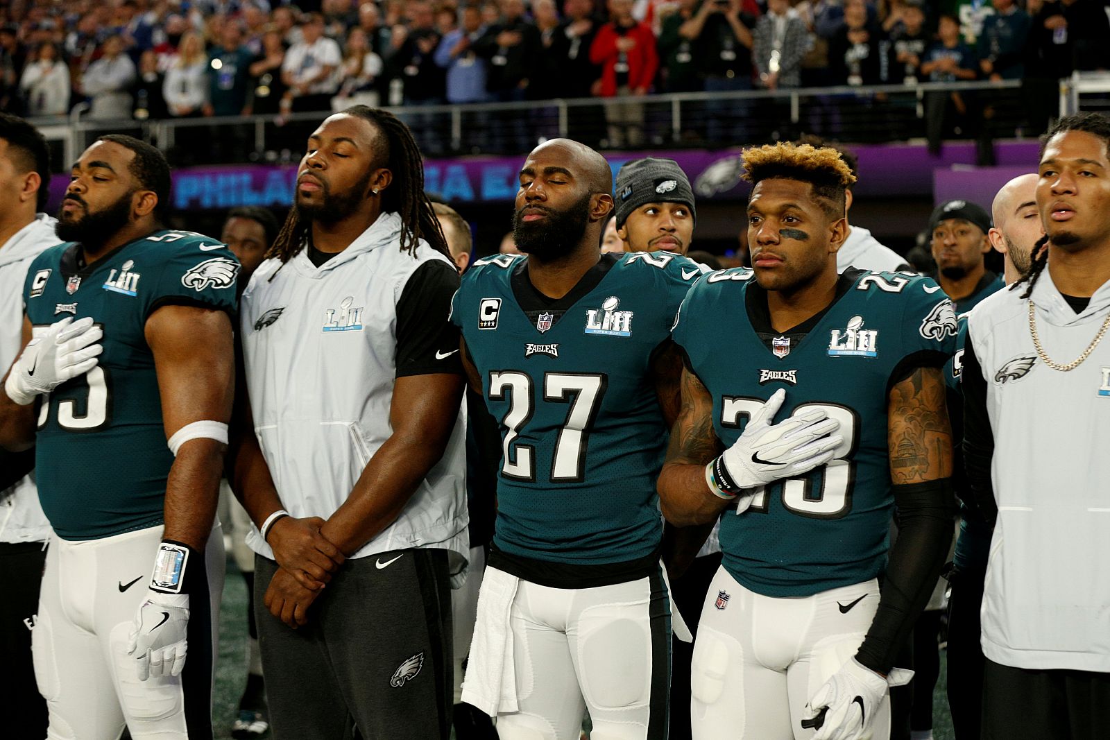Varios jugadores de los Eagles escuchan el himno estadounidense antes de la Super Bowl