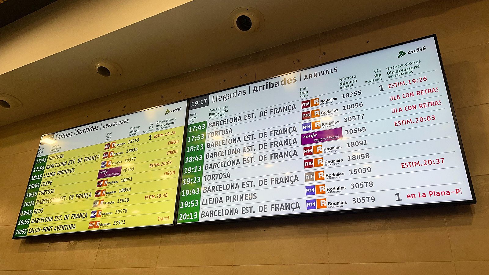 Panells informatius a l'estació de Tarragona