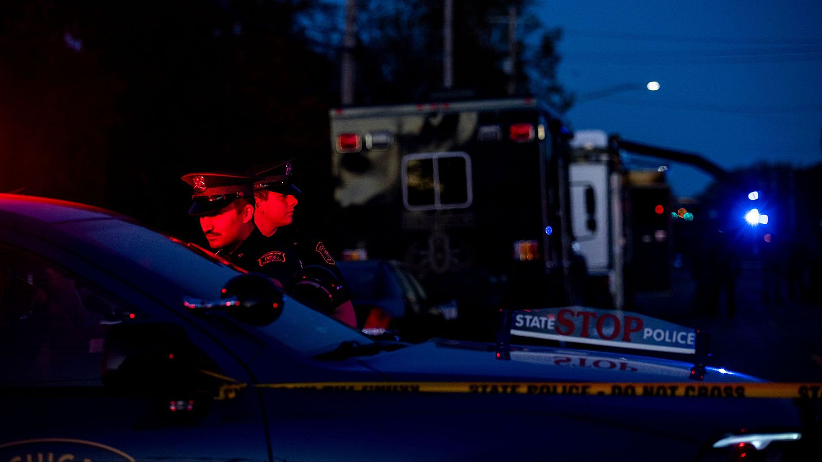 La Policía Estatal de Michigan patrulla las calles mientras la unidad de explosivos trabaja fuera de la vivienda del sospechoso en Burton.