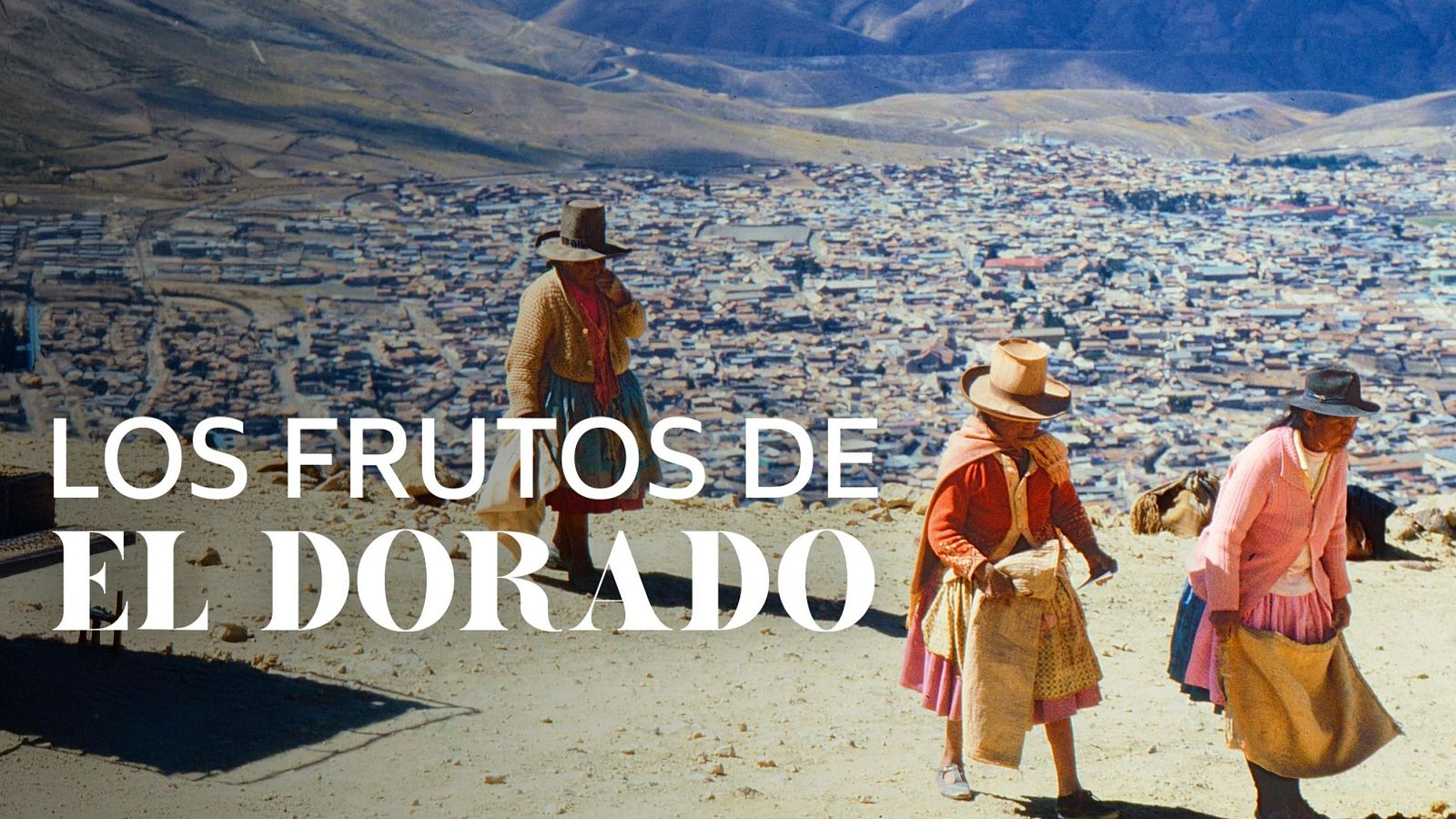 Tres mujeres indígenas, vestidas con atuendos tradicionales y sombreros, posan frente a una ciudad montañosa. Llevan consigo sacos o bolsas, mientras que en la parte inferior de la imagen se lee un texto en letras blancas.