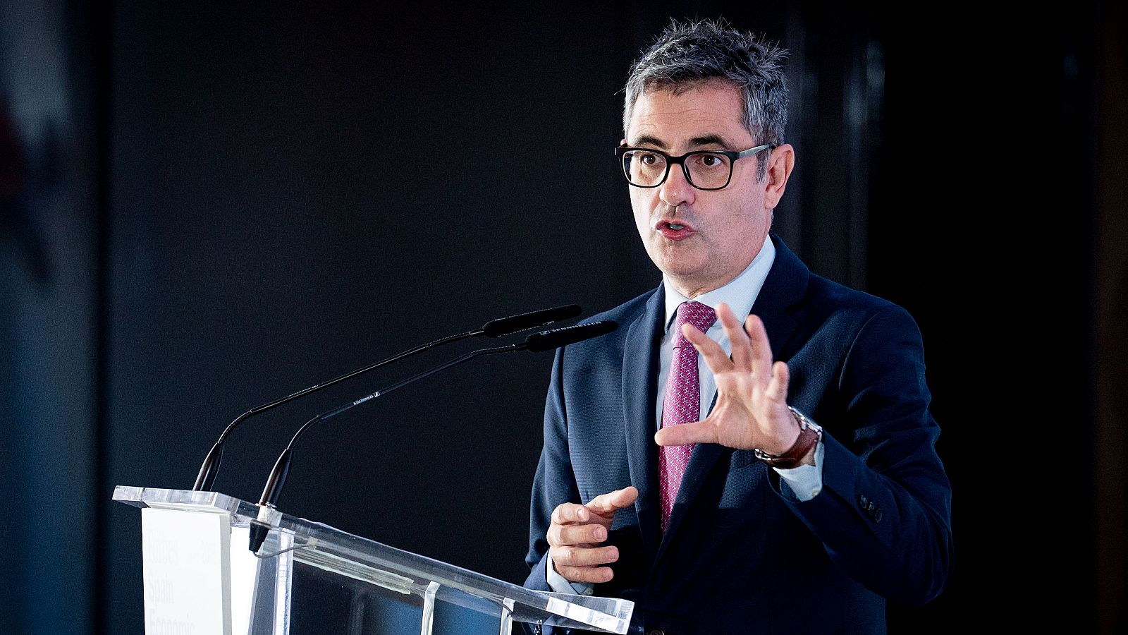 El Gobierno acusa a Feijóo de "comprar" la "xenofobia" de Vox con su visado "antiinmigración"