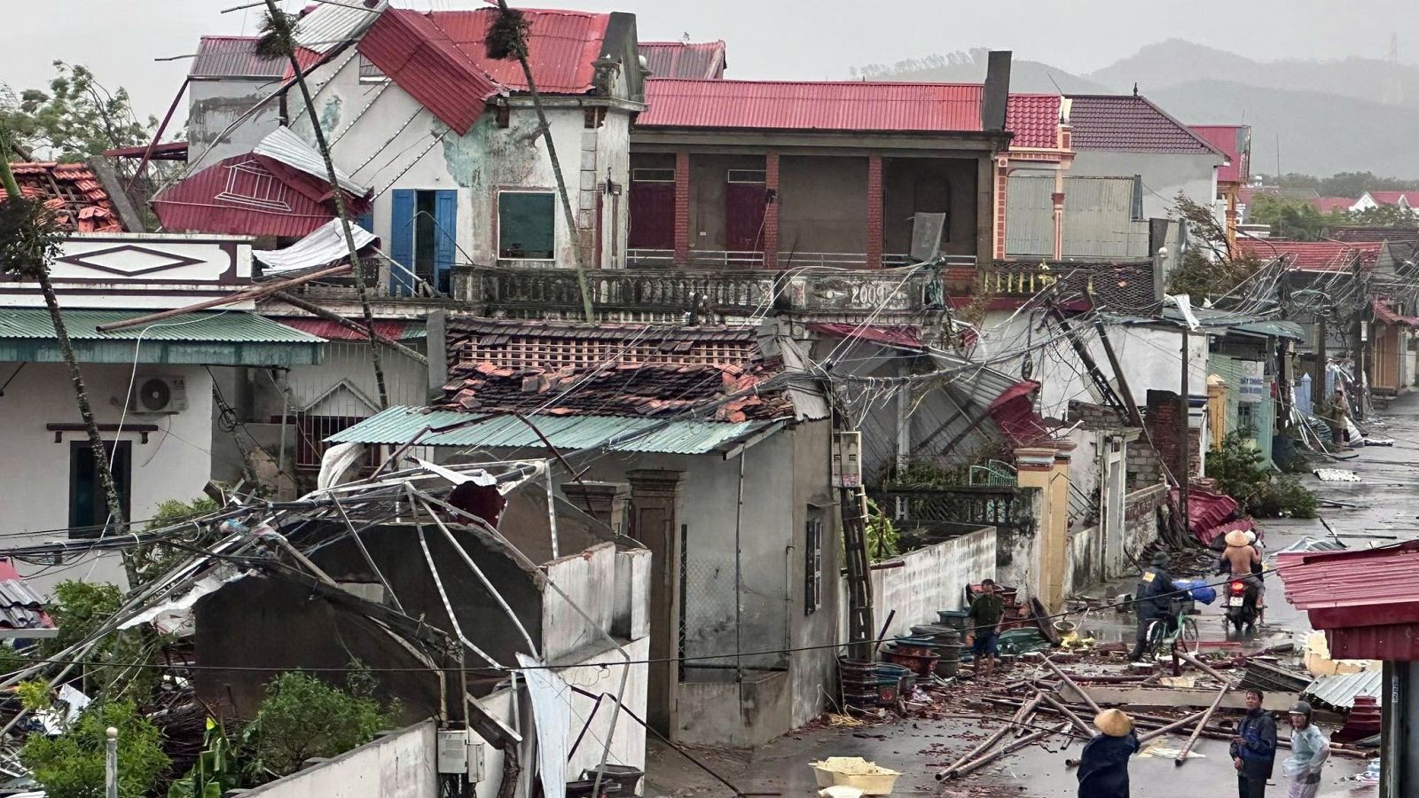 Casas dañadas en Vietnam por el tifón Bualoi