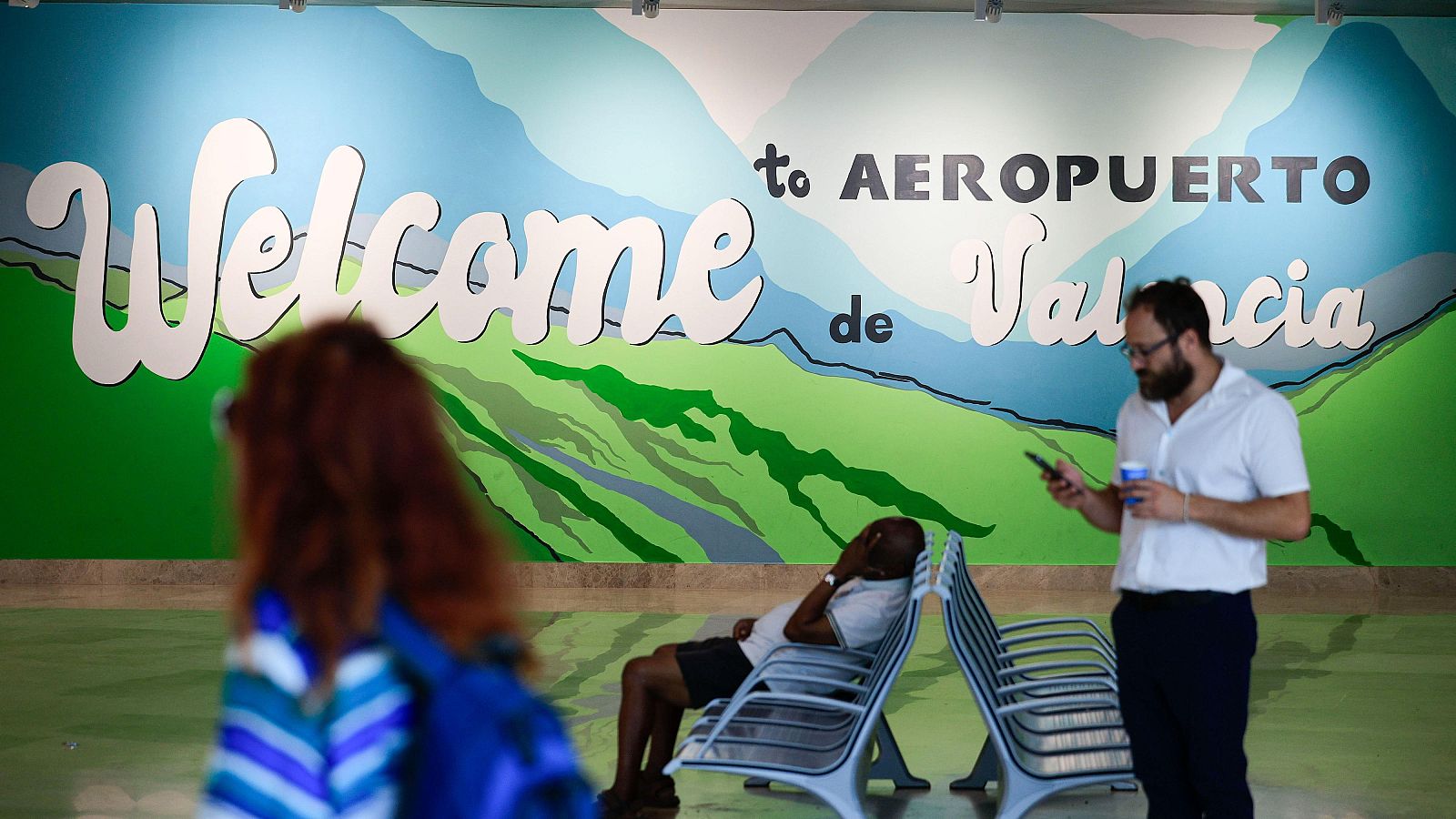 La lluvia cancela cuatro vuelos en Valencia y causa retrasos en trenes y aviones